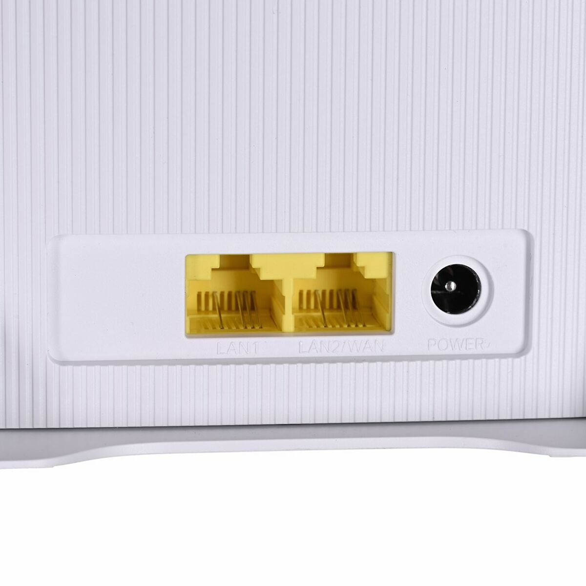 Nahaufnahme der Rückseite eines weißen Routers mit LAN- und LAN2/WAN-Anschlüssen sowie einem Stromanschluss.