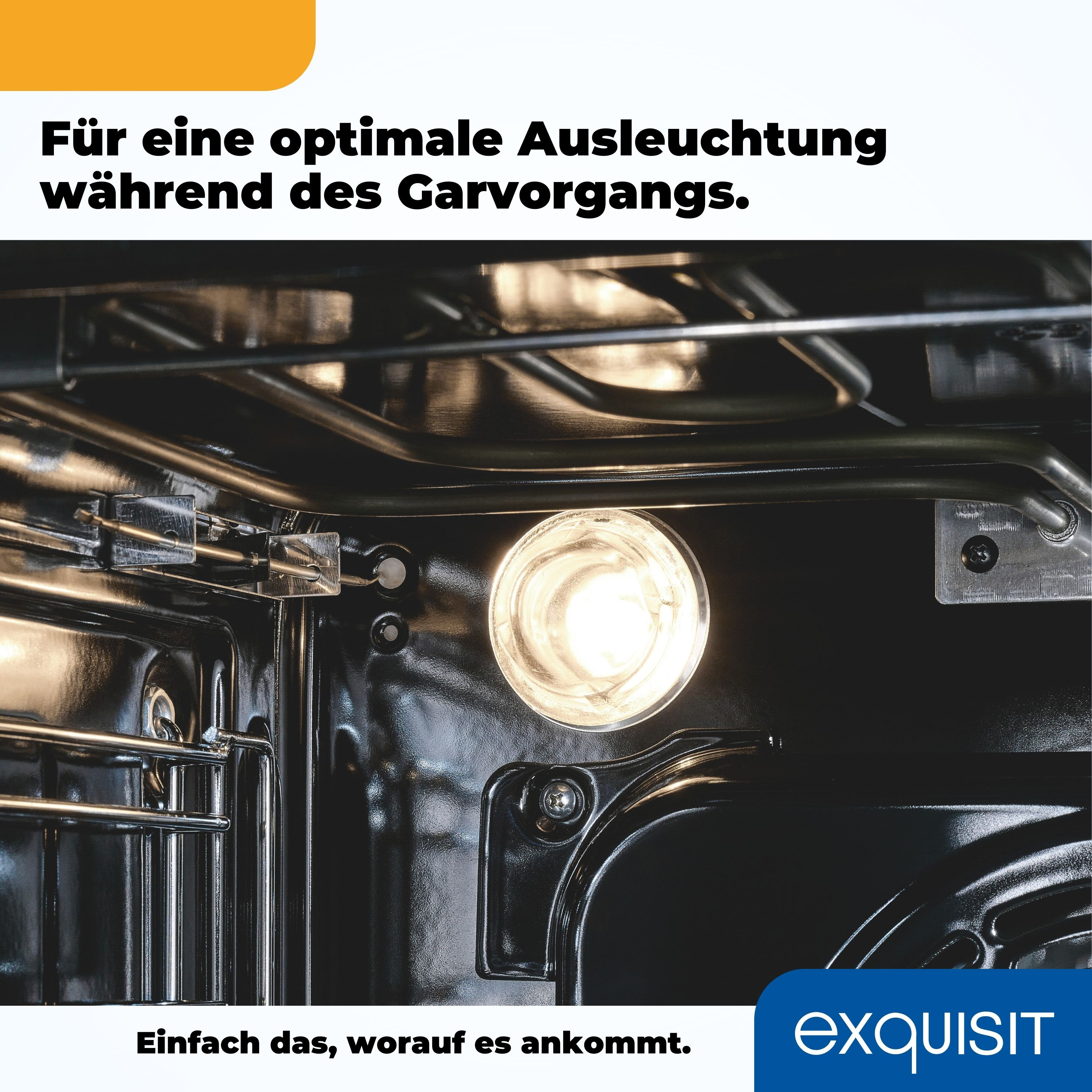 In einem dunklen Ofen beleuchtet ein helles Licht das Innere. Der Fokus liegt auf der Glühbirne.