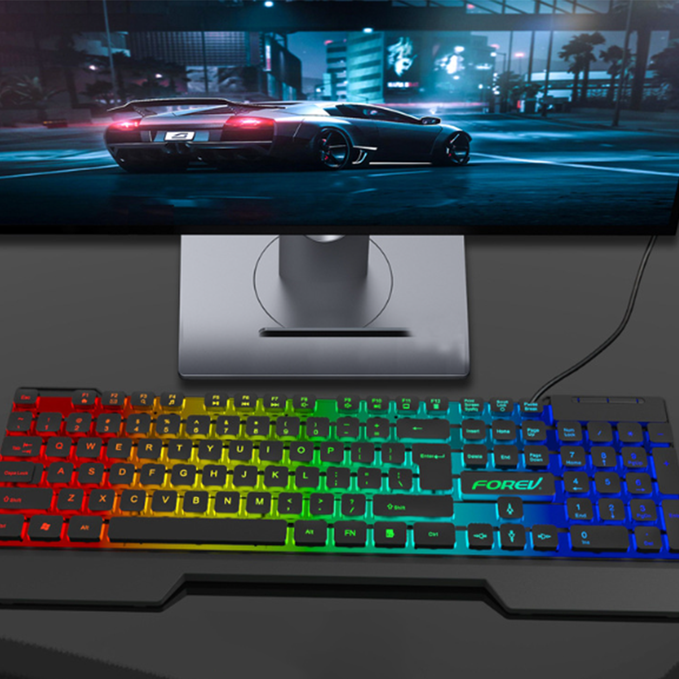 Eine farbenfrohe Tastatur mit einem Auto im Hintergrund.