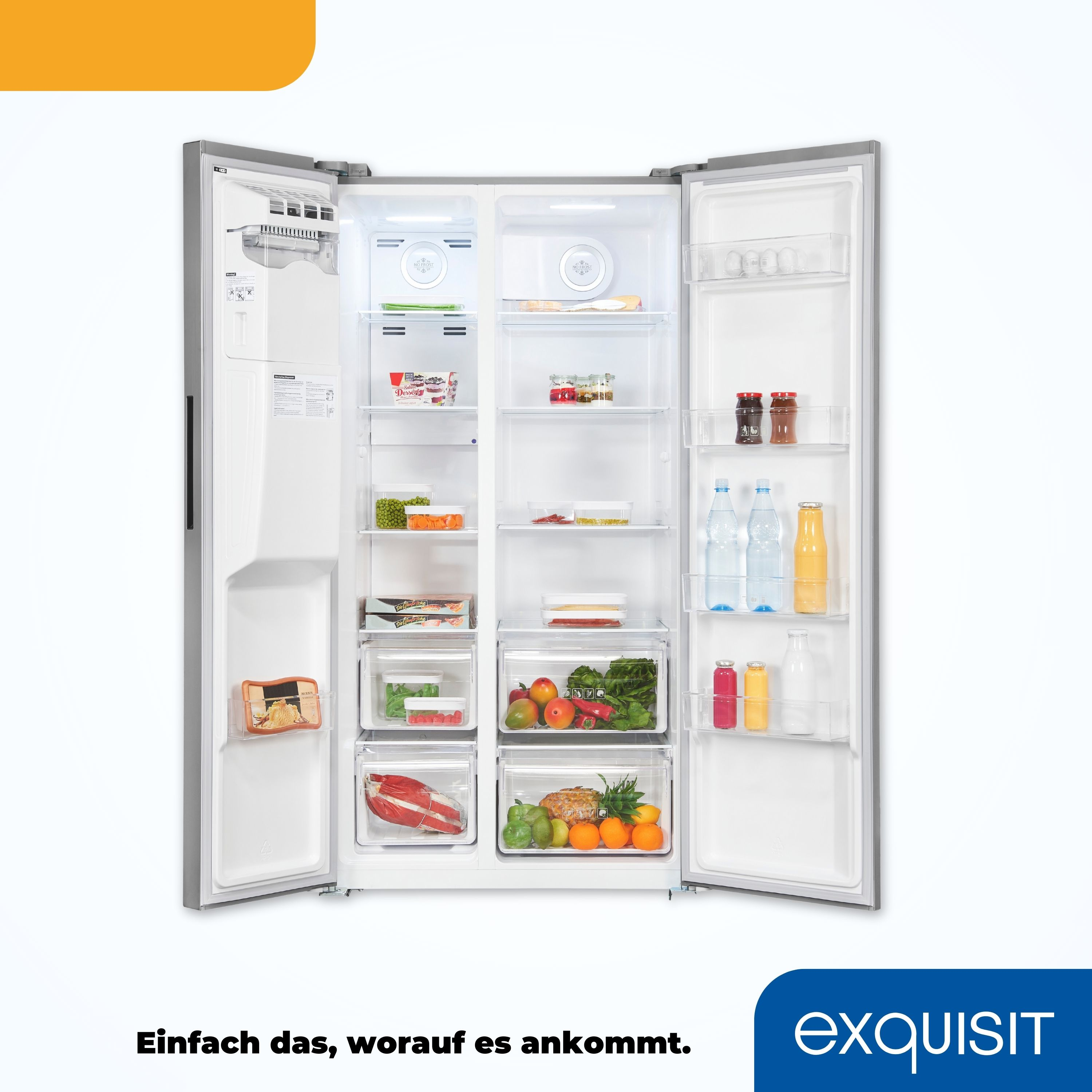 Ein Side-by-Side-Kühlschrank mit geöffneten Türen. Im Inneren befinden sich Regale mit Lebensmitteln.