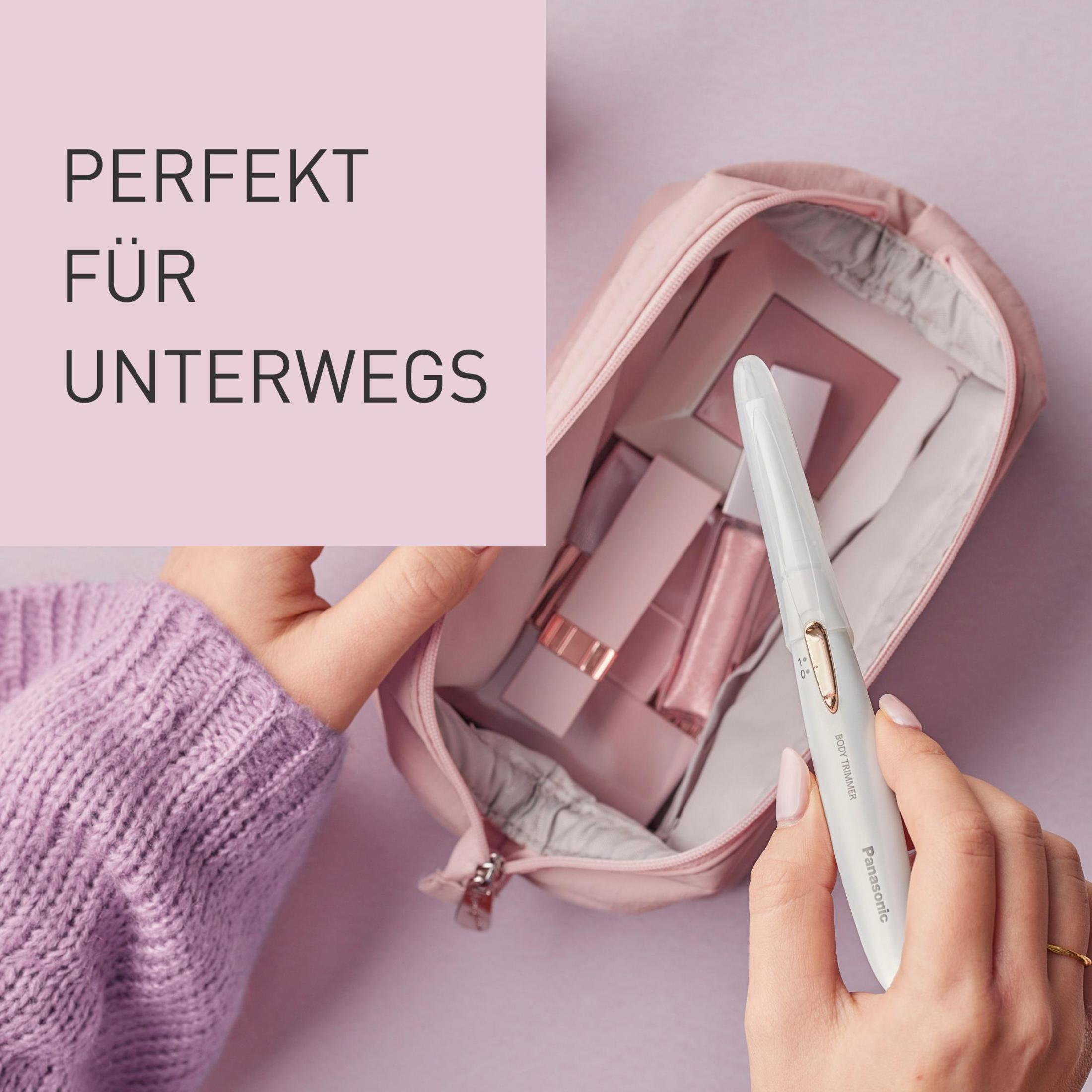 Eine Frau hält einen Trimmer und eine Make-up-Tasche. Die Tasche enthält Make-up-Artikel. Text: 'PERFEKT FÜR UNTERWEGS'.