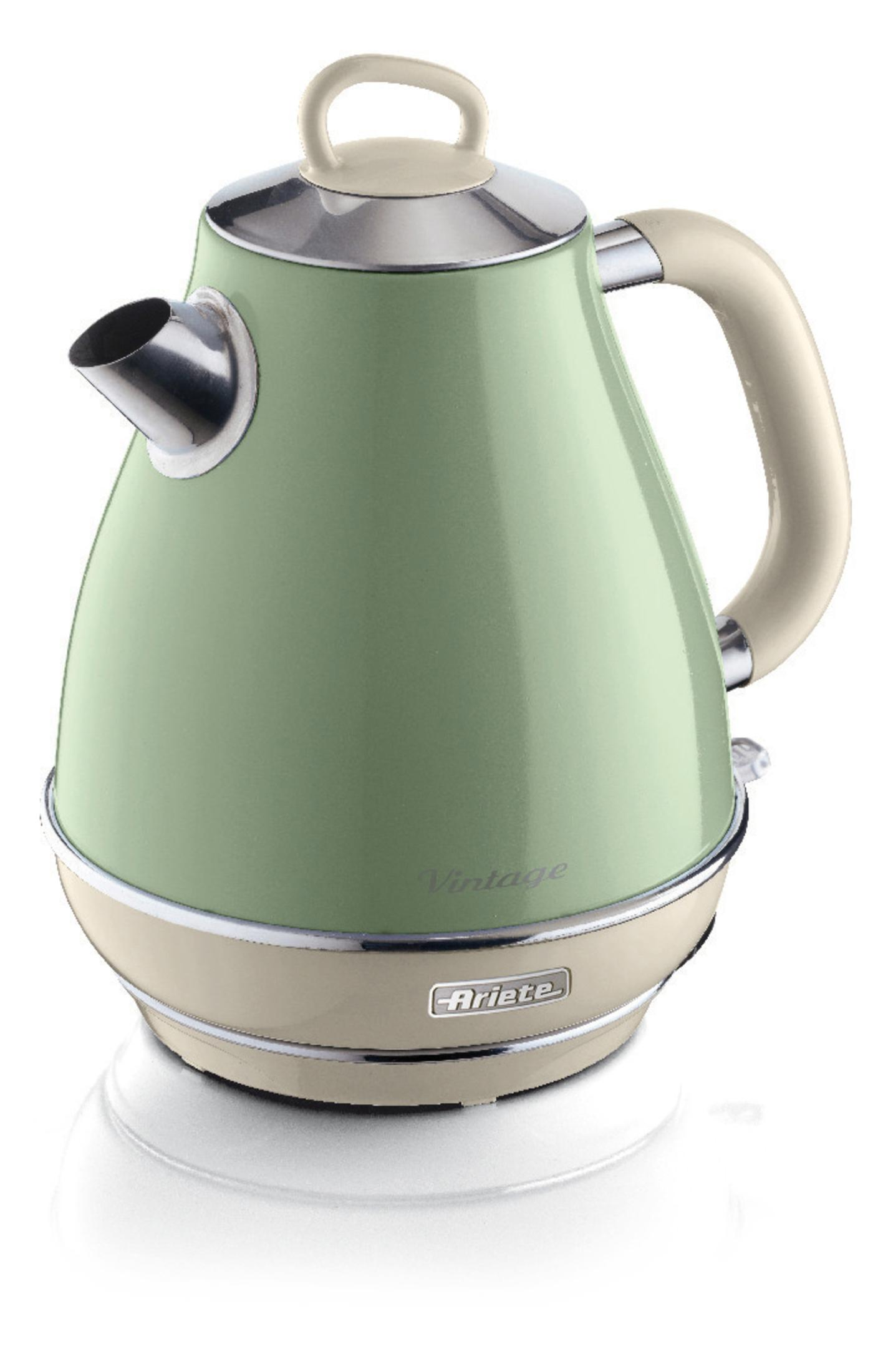 Zielony i kremowy czajnik elektryczny. Srebrny dzióbek i uchwyt. Białe tło.