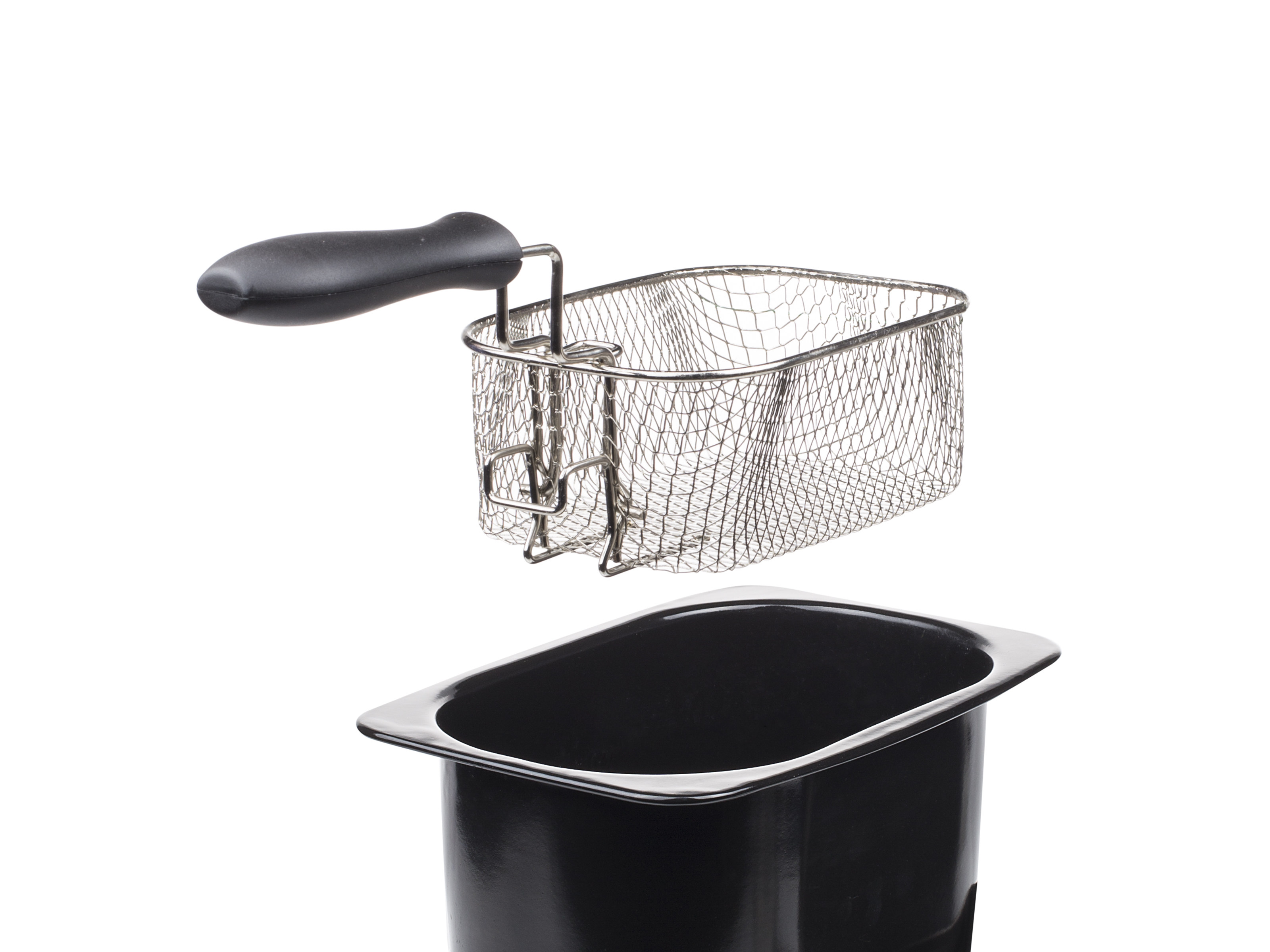 Metalowy kosz z siatki i czarny pojemnik, części frytkownicy, są pokazane na białym tle.