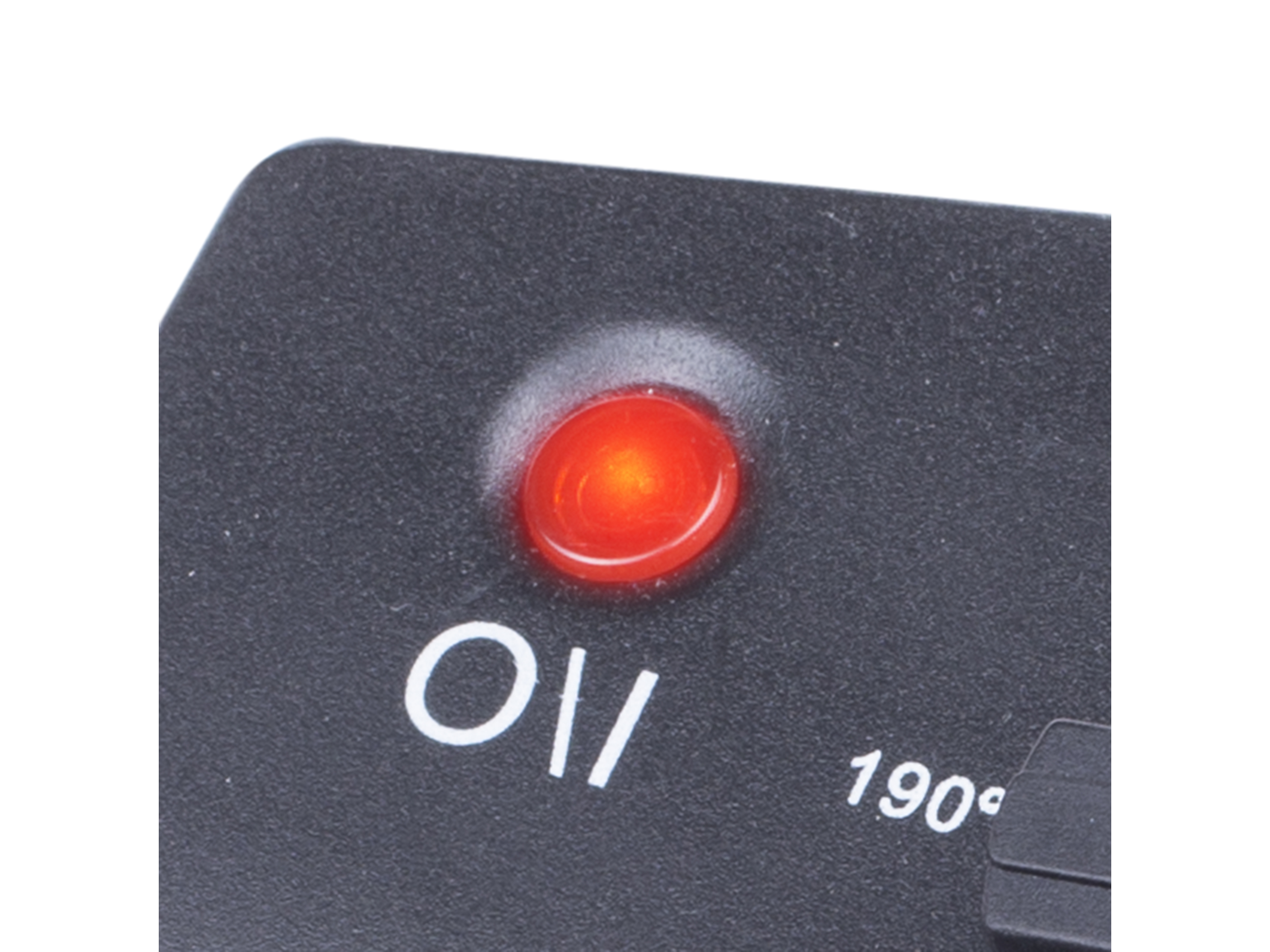 Zbliżenie czarnego urządzenia z czerwonym wskaźnikiem i tekstem 'O/I'.