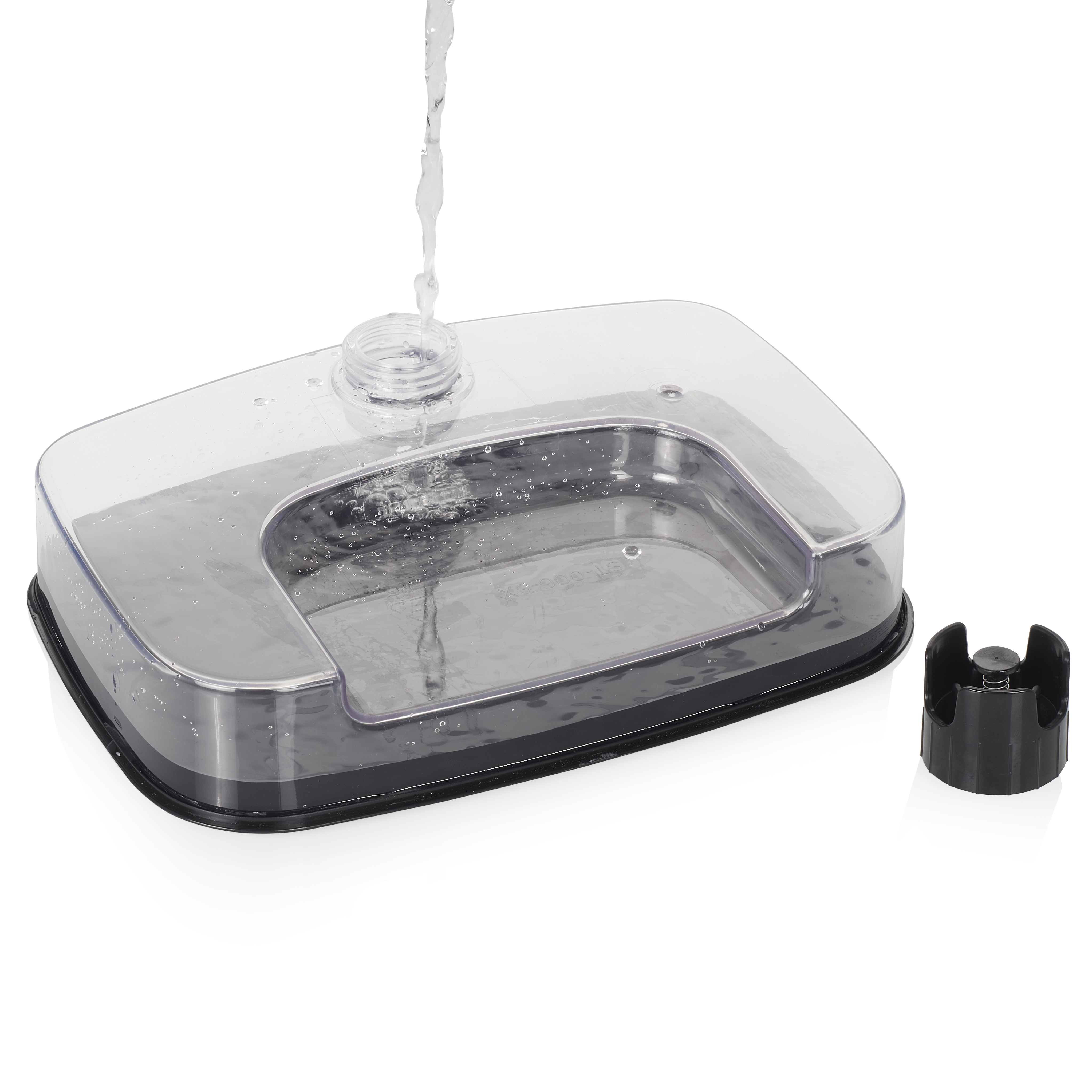 Przezroczysty pojemnik na wodę, do którego wlewa się woda. Czarna pokrywa, białe tło.