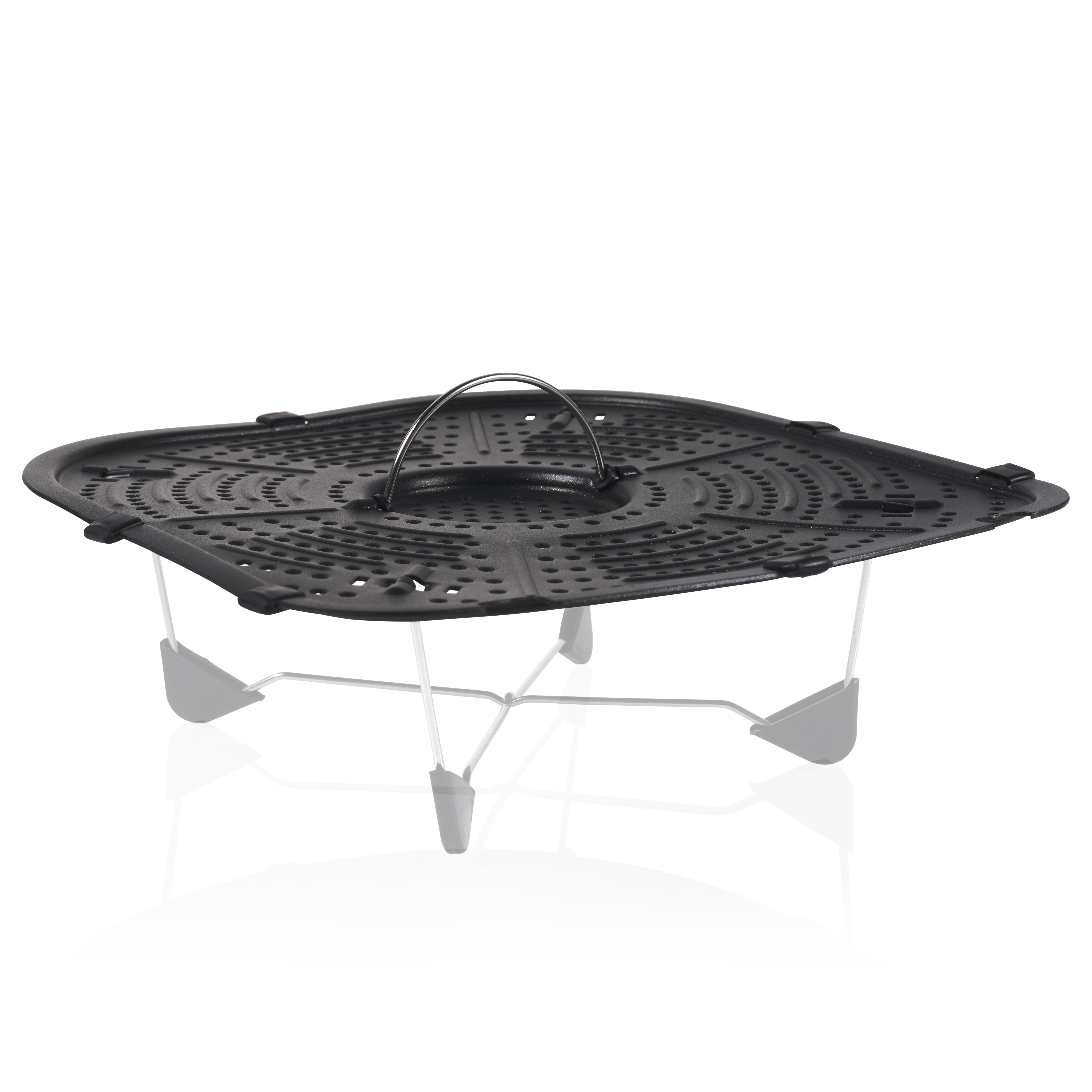 Czarny, kwadratowy dodatek do gotowania z uchwytem, metalową ramą, na białym tle.