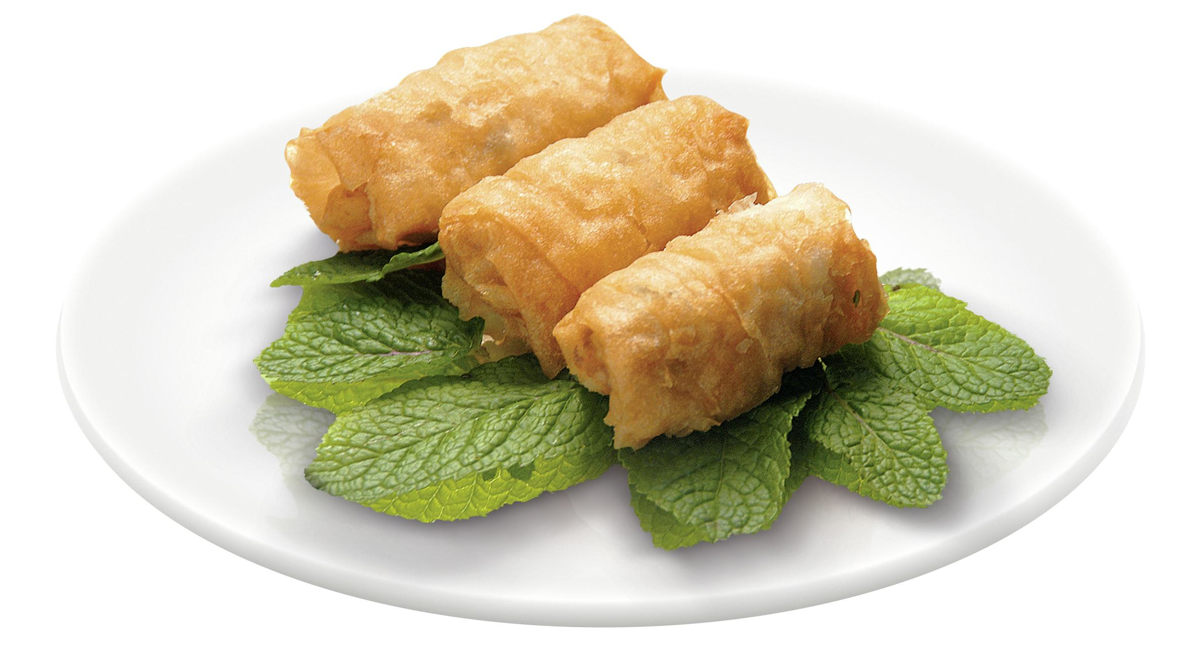 Trzy złote sajgonki na białym talerzu z liśćmi mięty, na białym tle.