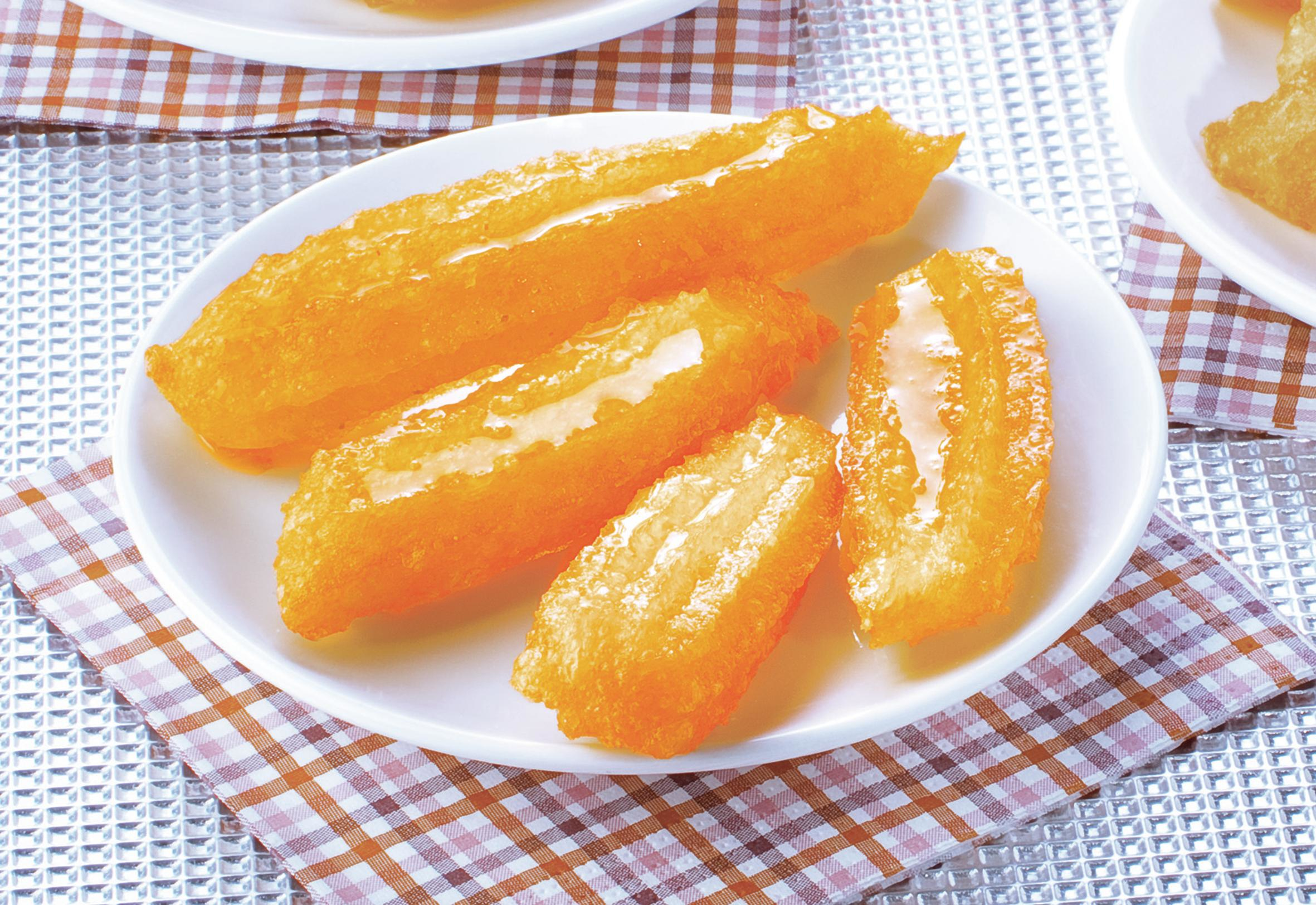 Talerz złotych, smażonych, wydłużonych wypieków. Są pokryte przezroczystą glazurą i na kratkowanej powierzchni.