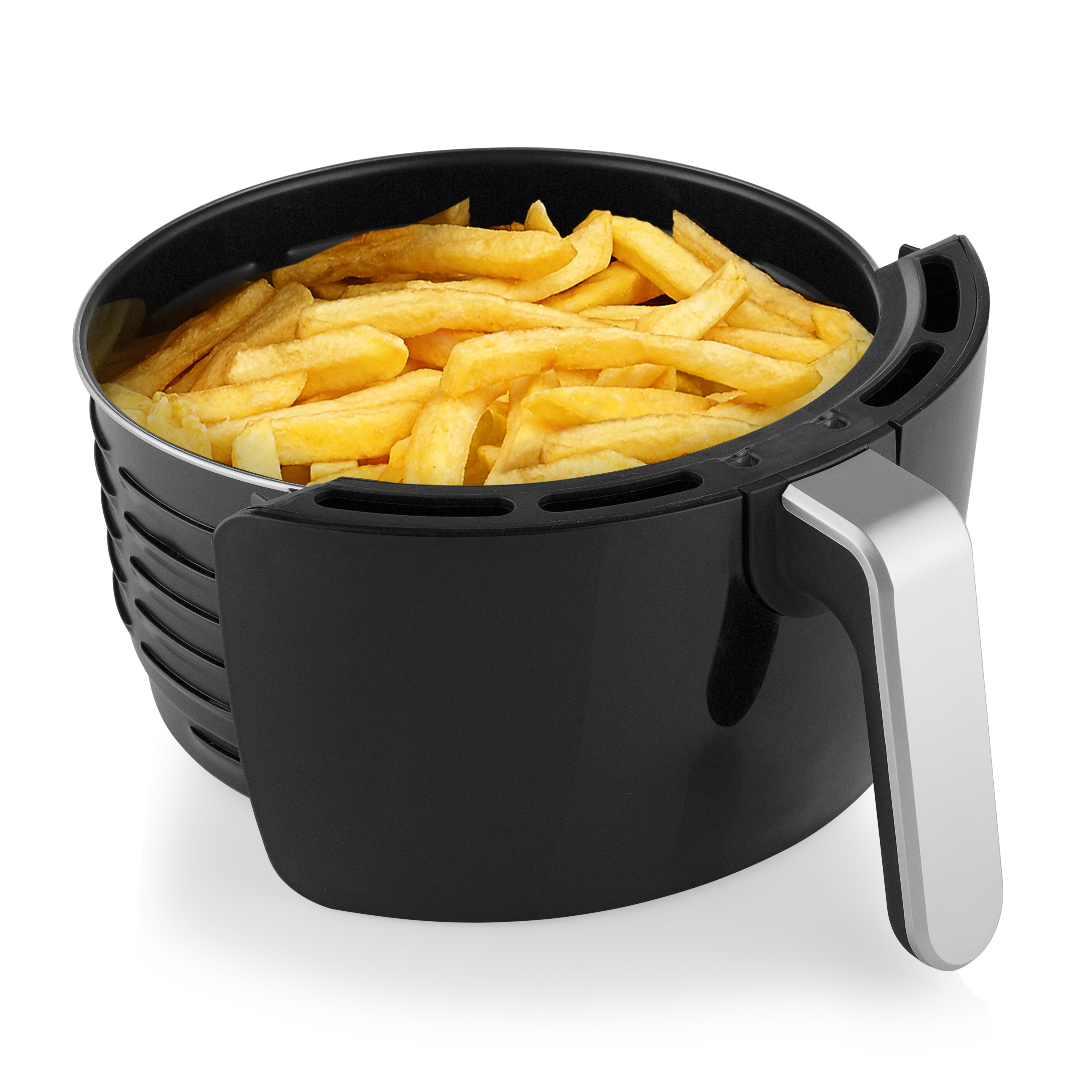 Cestello di friggitrice ad aria nero pieno di patatine fritte dorate, su sfondo bianco.