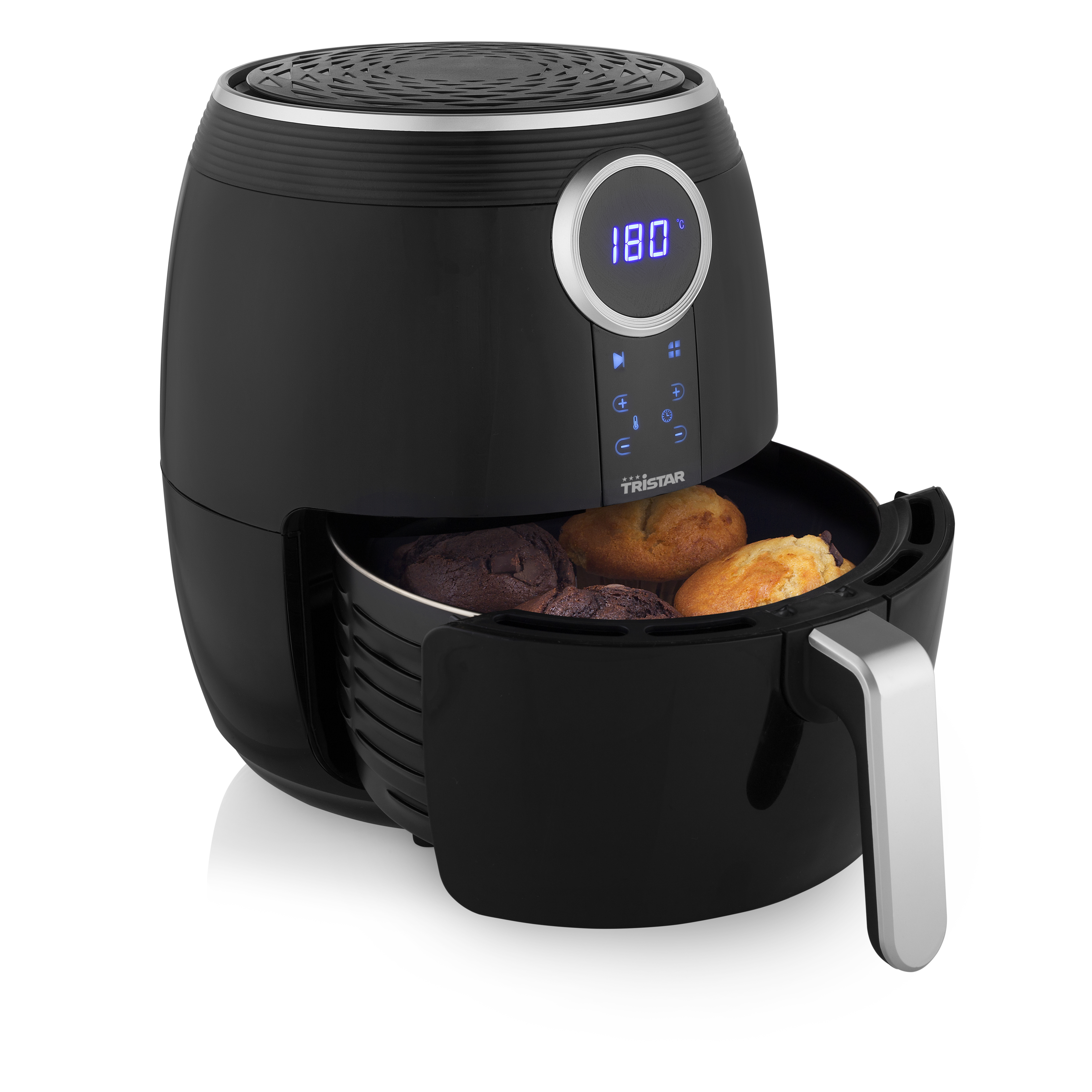 Friggitrice ad aria nera con muffin. Il display digitale mostra 180. Cestello aperto con manico. Sfondo bianco.