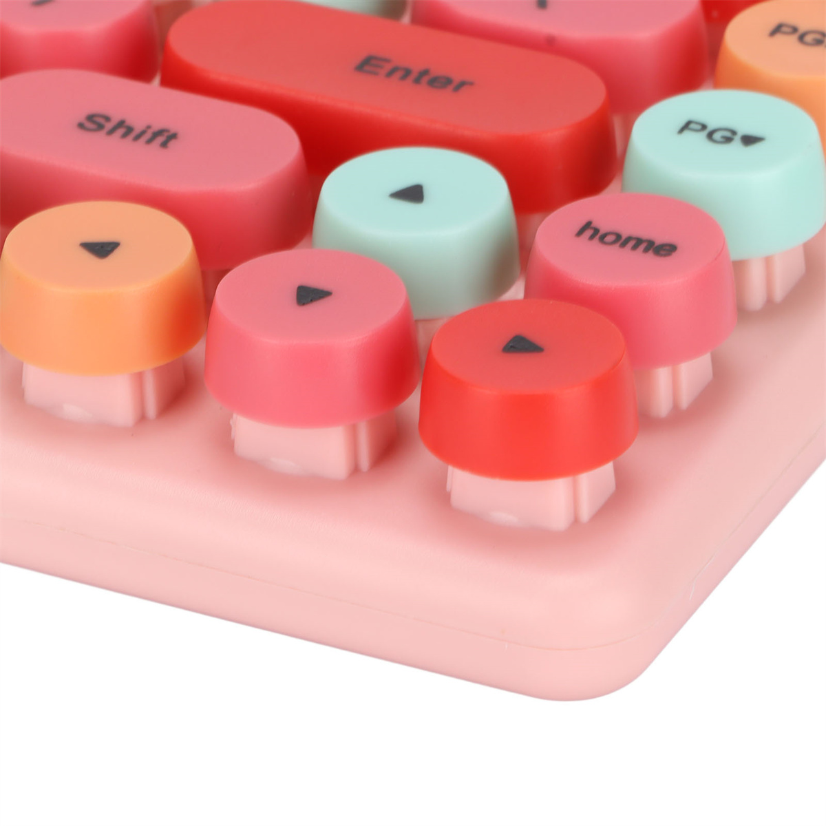 Nahaufnahme einer bunten Tastatur im Retro-Stil mit rosa Tasten und einem rosa Sockel.
