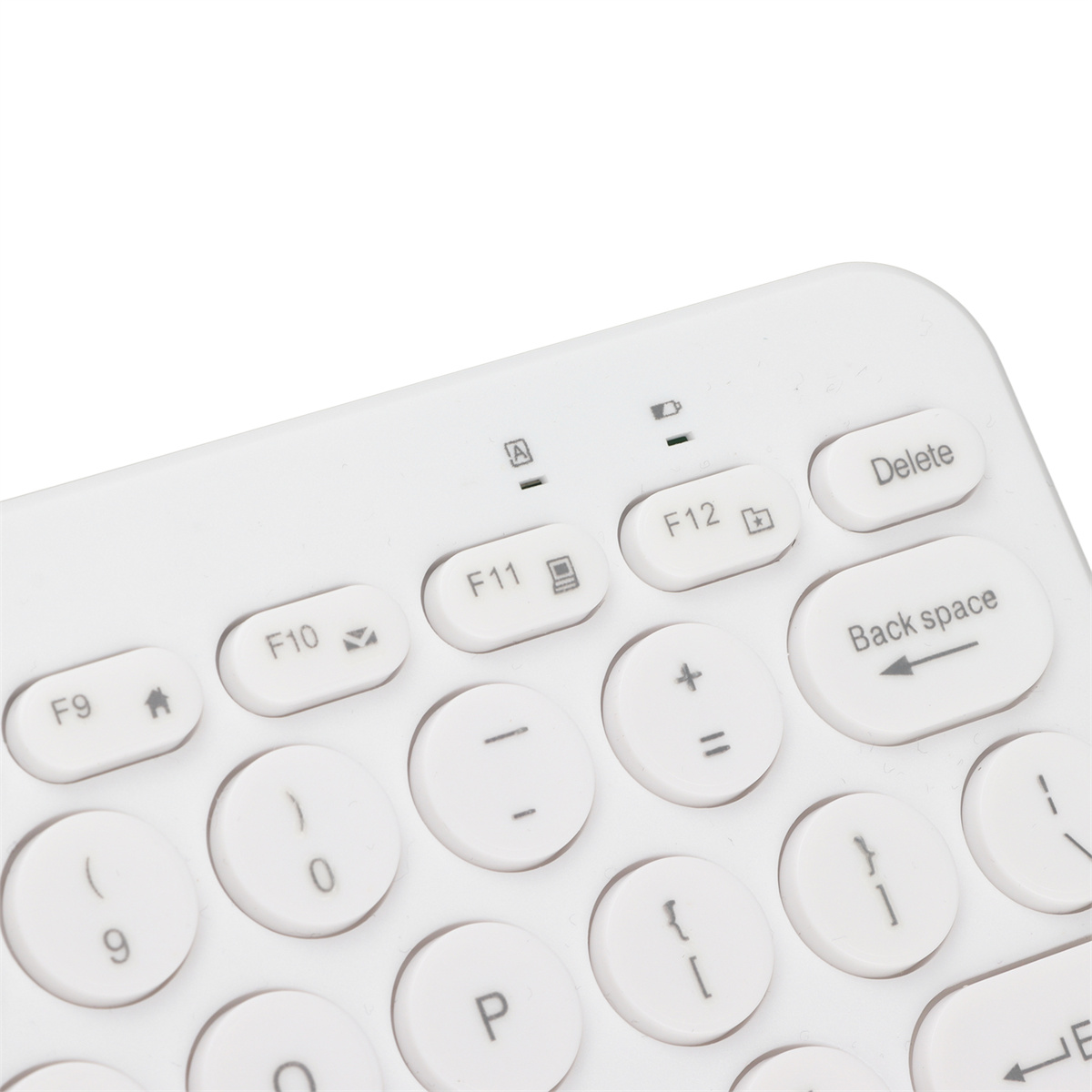 Nahaufnahme einer weißen Tastatur mit abgerundeten Tasten. Einige Tasten haben Symbole. Der Hintergrund ist weiß.