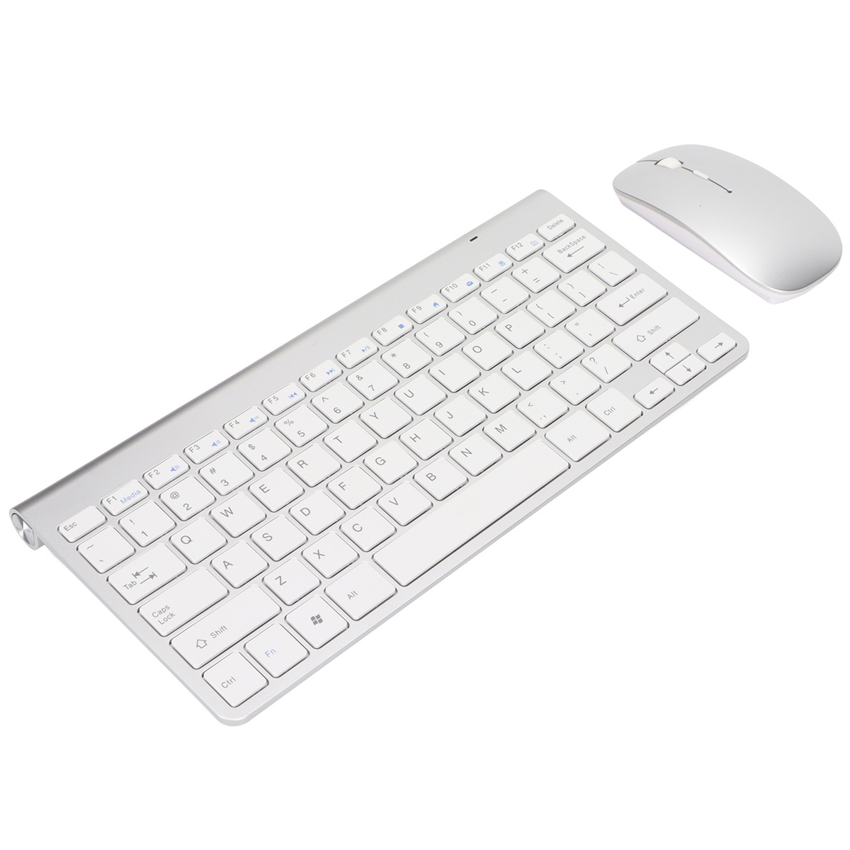 Ein silbernes Tastatur- und Maus-Set auf weißem Grund, Draufsicht.
