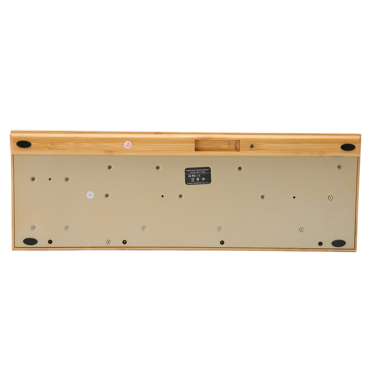 Unterseite einer Holz-Tastatur mit schwarzen Füßen und Schrauben.