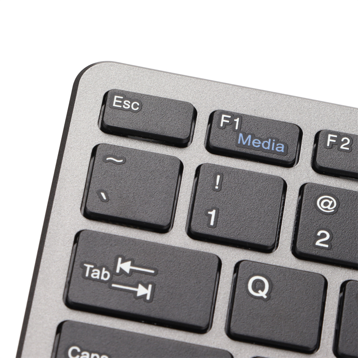 Nahaufnahme einer Tastatur mit Esc, F1, Tab und anderen Funktionstasten.
