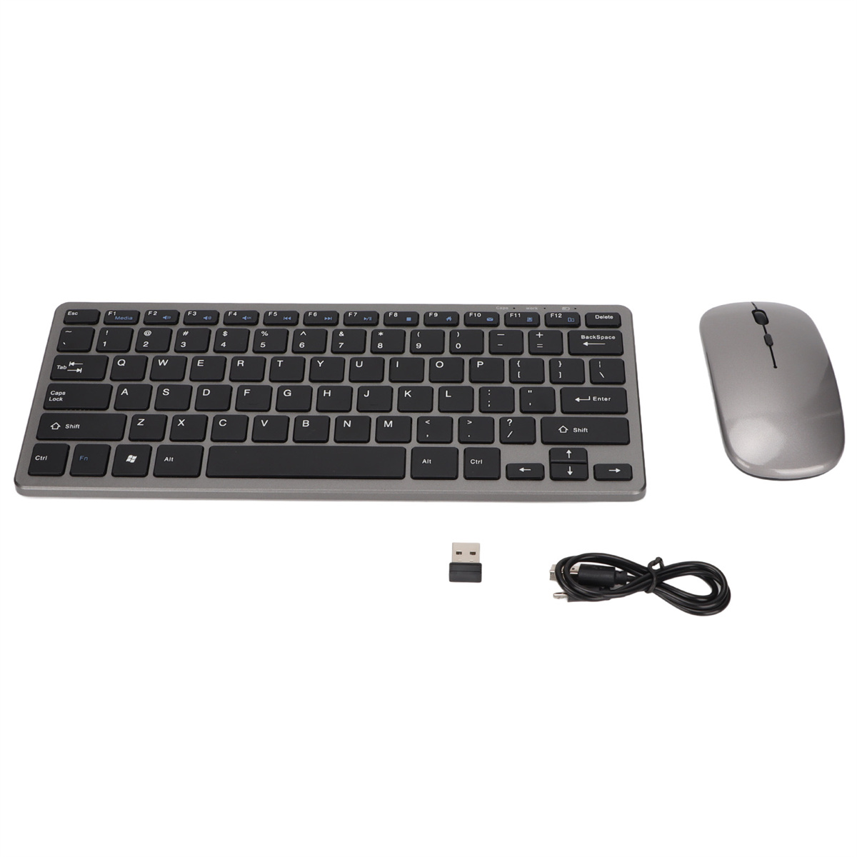 Eine graue Tastatur, Maus, USB-Empfänger und Ladekabel auf weißem Hintergrund.
