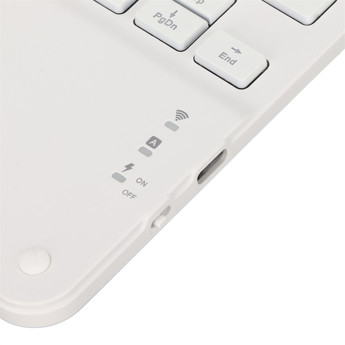 Nahaufnahme einer weißen Tastatur mit Strom- und Drahtlosverbindungsanzeigen.