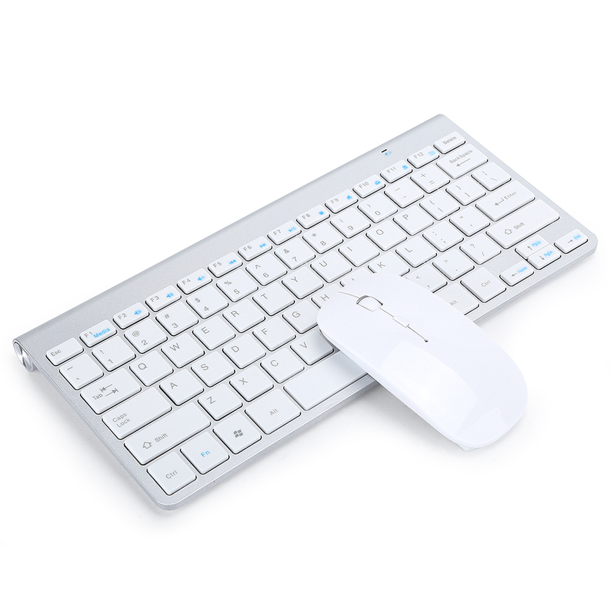 Eine graue Tastatur und eine weiße Maus. Sie sind auf weißem Hintergrund.