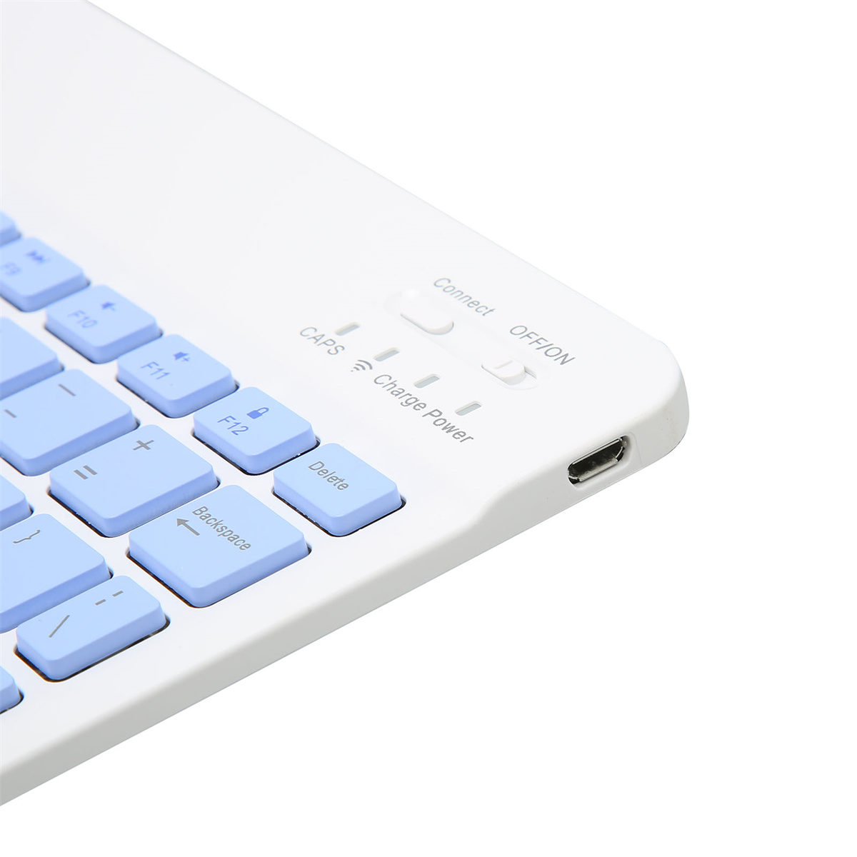 Nahaufnahme einer weißen Tastatur mit blauen Tasten. Tasten umfassen F12, Löschen und Caps.