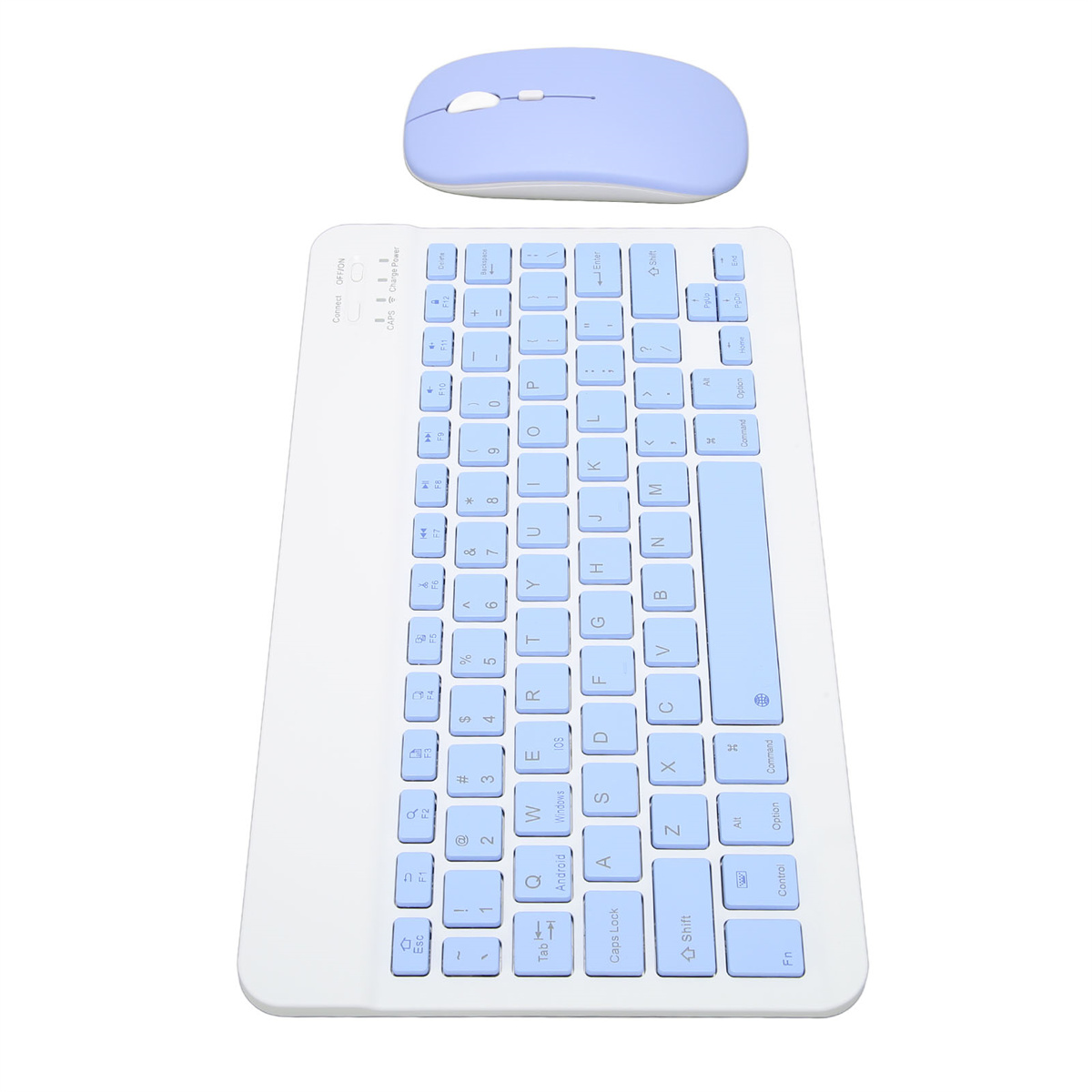 Eine weiße Tastatur und eine hellblaue Maus auf einer weißen Oberfläche.