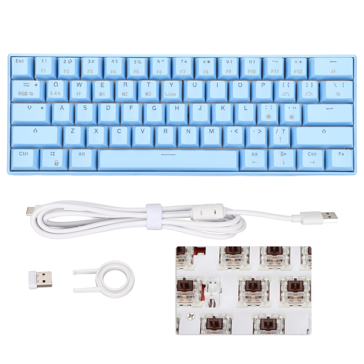 Eine blaue Tastatur mit weißem Kabel, Tastenkappen und USB-Adapter auf weißem Untergrund.