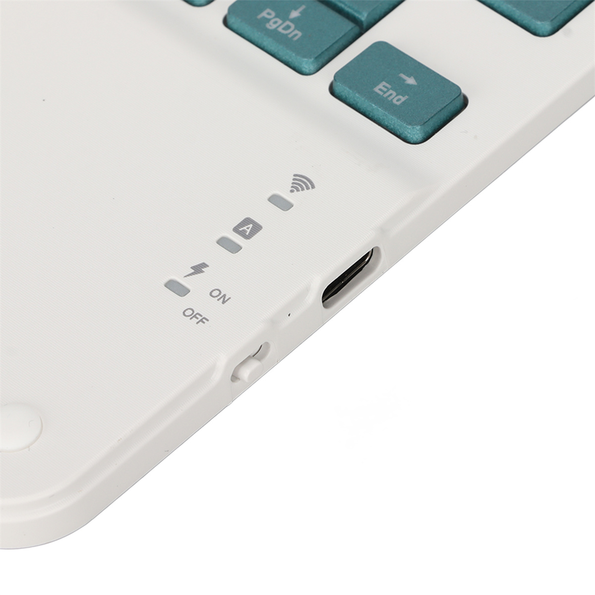 Nahaufnahme einer weißen Tastatur mit blauen Tasten. Sie hat Strom- und Drahtlosanzeigen. Der Hintergrund ist weiß.