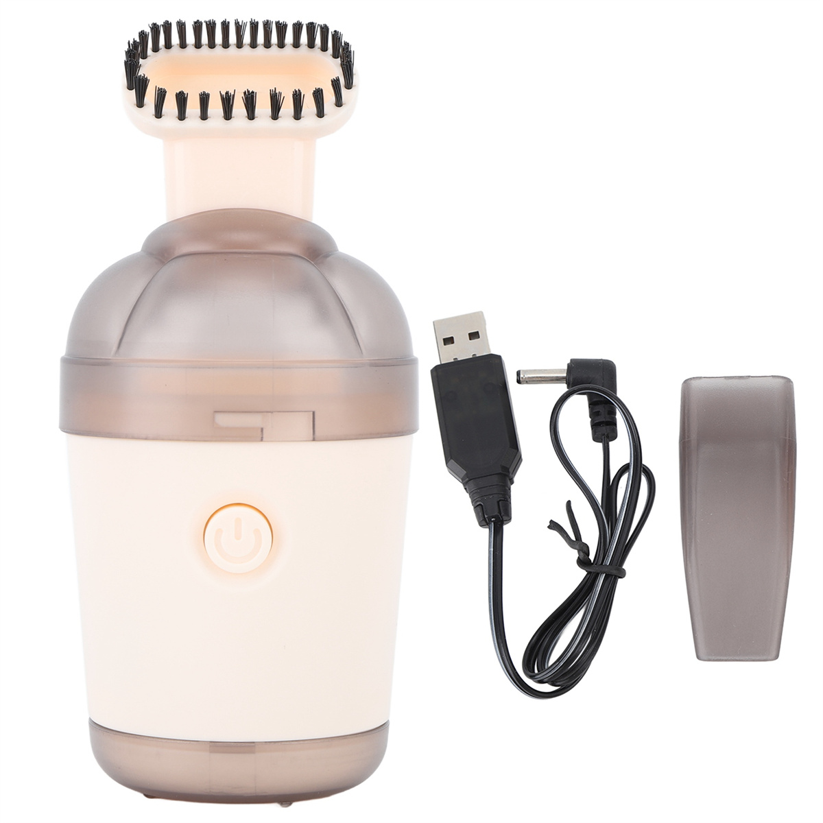 Creme- und brauner Handstaubsauger mit Aufsätzen und USB-Kabel auf weißem Hintergrund.