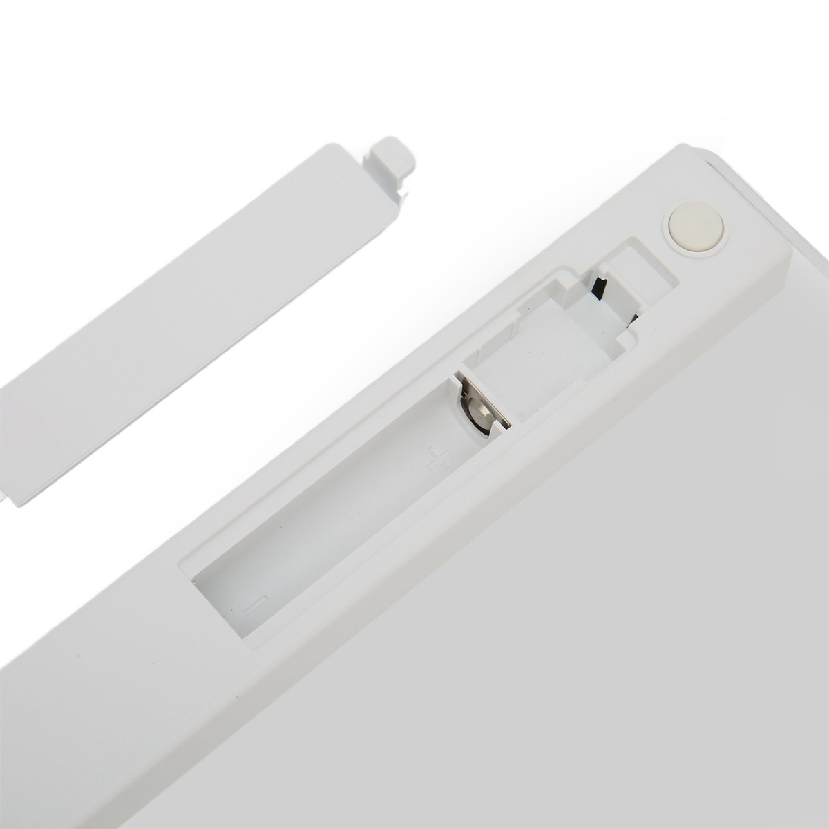 Weiße Tastatur mit geöffnetem Batteriefach.