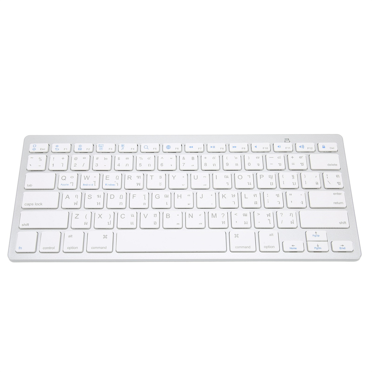 Weiße Tastatur mit mehrsprachigem Layout auf weißem Untergrund, Laptop im Hintergrund.