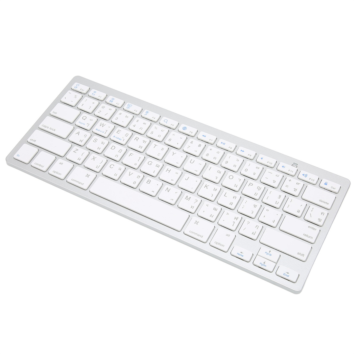 Silberne Tastatur mit weißen Tasten und thailändischen Zeichen. Die Tastatur liegt auf weißem Untergrund.