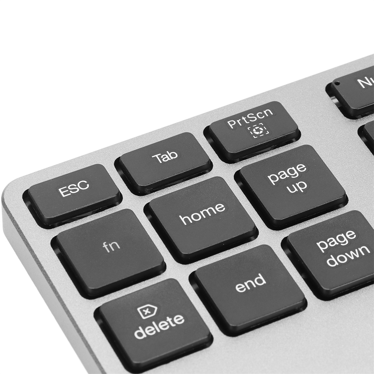 Nahaufnahme einer Computertastatur mit schwarzen Tasten und silbernem Rahmen.