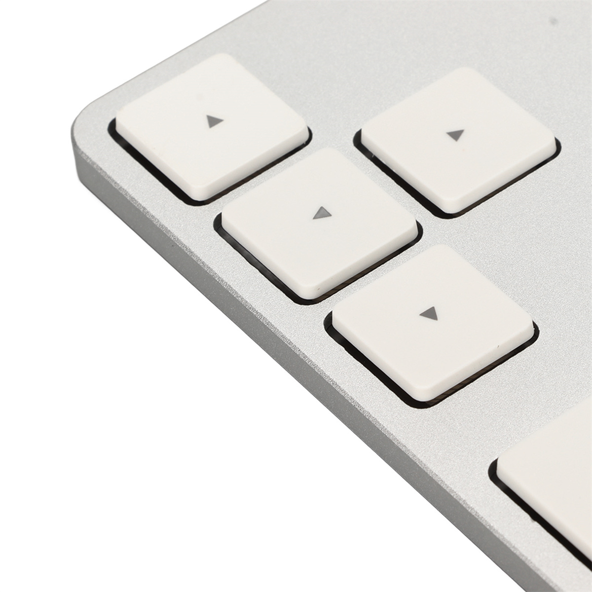 Nahaufnahme der Tasten auf einer silbernen Tastatur. Weißer Hintergrund.