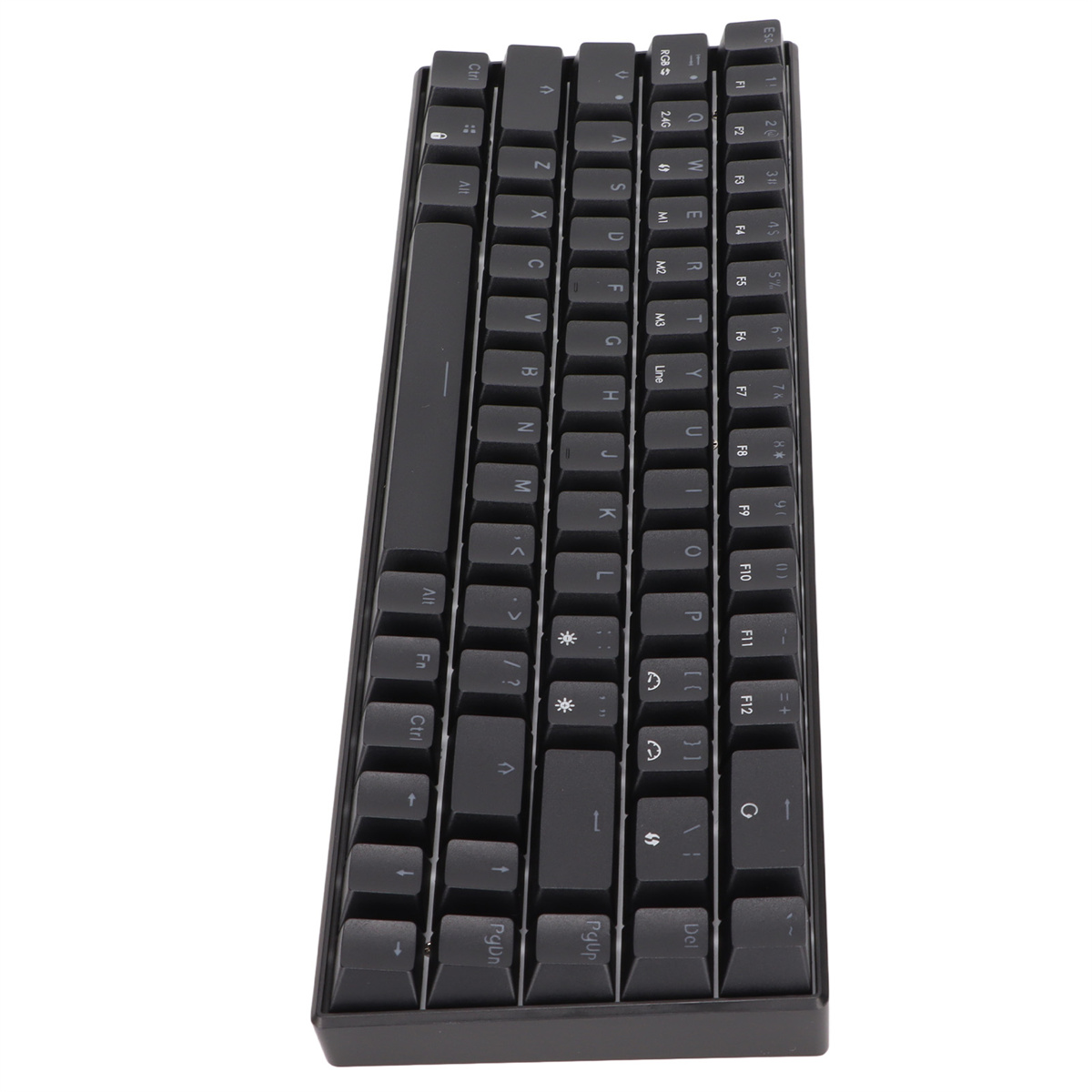 Eine schwarze mechanische Tastatur mit kompaktem Design und schwarzen Tastenkappen. Die Tastatur ist abgewinkelt.