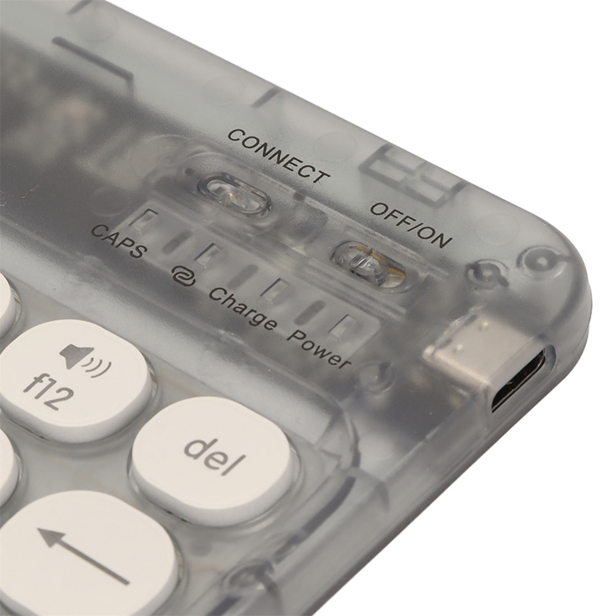 Nahaufnahme der Rückseite einer halbtransparenten Tastatur, mit Tasten und Anschlüssen.