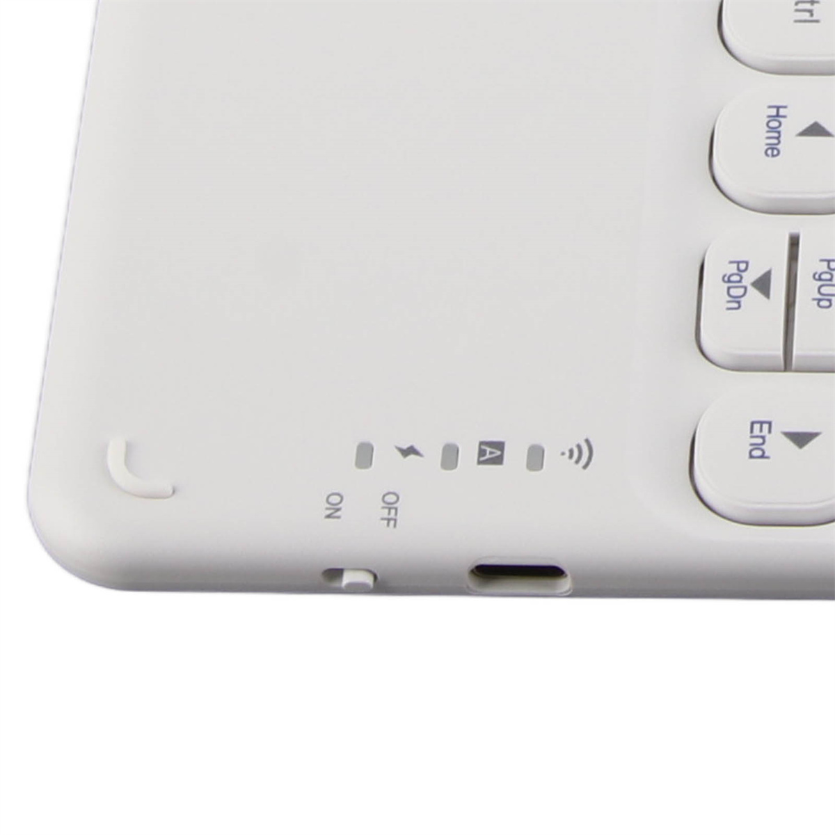 Nahaufnahme der oberen rechten Ecke einer weißen Tastatur. Zeigt Strom- und WLAN-Anzeigen.