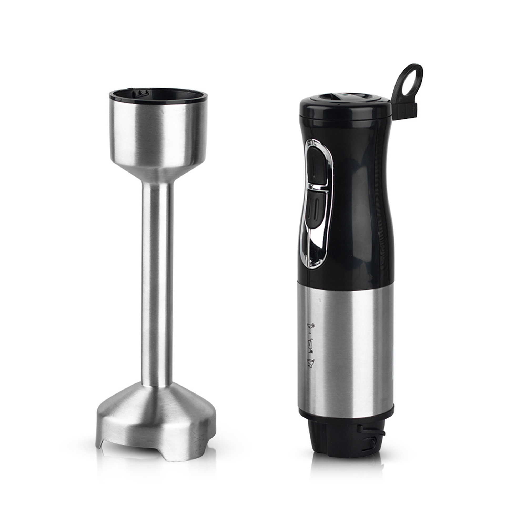 Ein silberner und schwarzer Handmixer. Er hat einen Mixaufsatz und eine Motoreinheit. Der Mixer steht vor weißem Hintergrund.