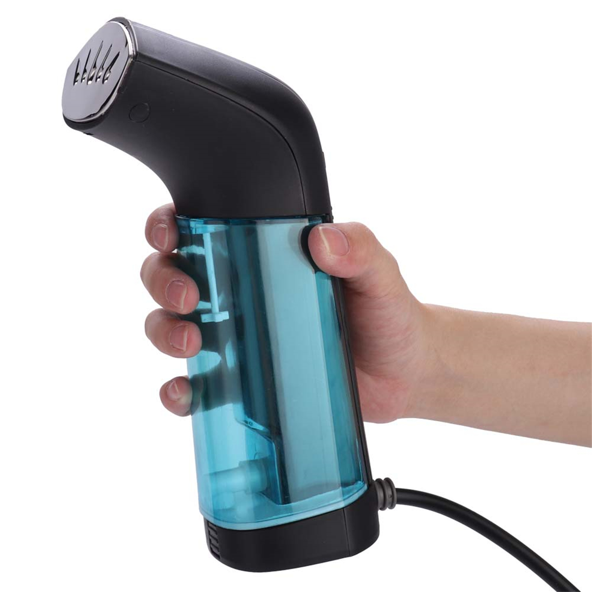 Hand hält einen blau getönten Dampfgarer, schwarzer Griff und Netzkabel.