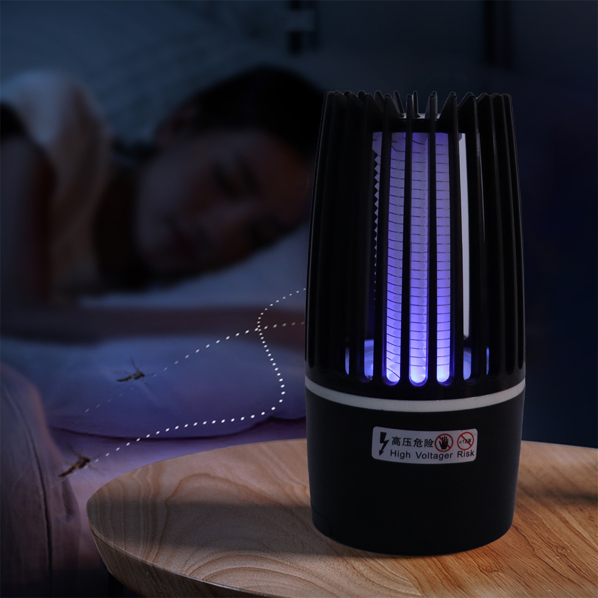 Eine schwarze Mückenvernichter-Lampe mit blauem Licht, auf einem Holztisch, im Hintergrund schläft eine Person.