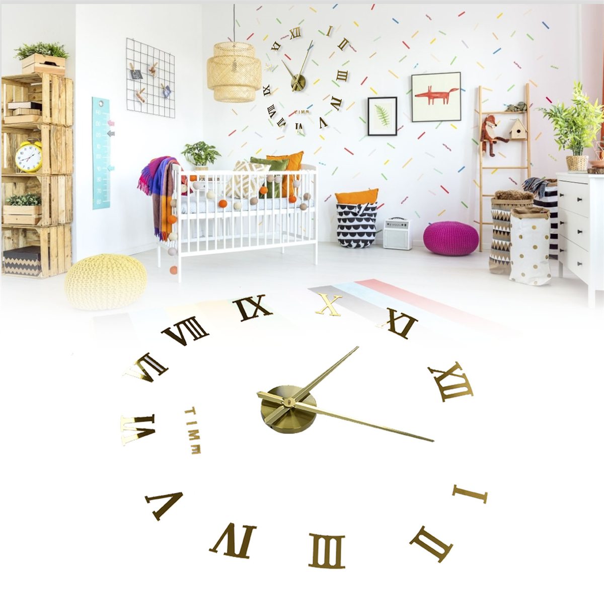 Eine Wanduhr mit römischen Ziffern und modernem Design. Die Zeiger sind goldfarben.
