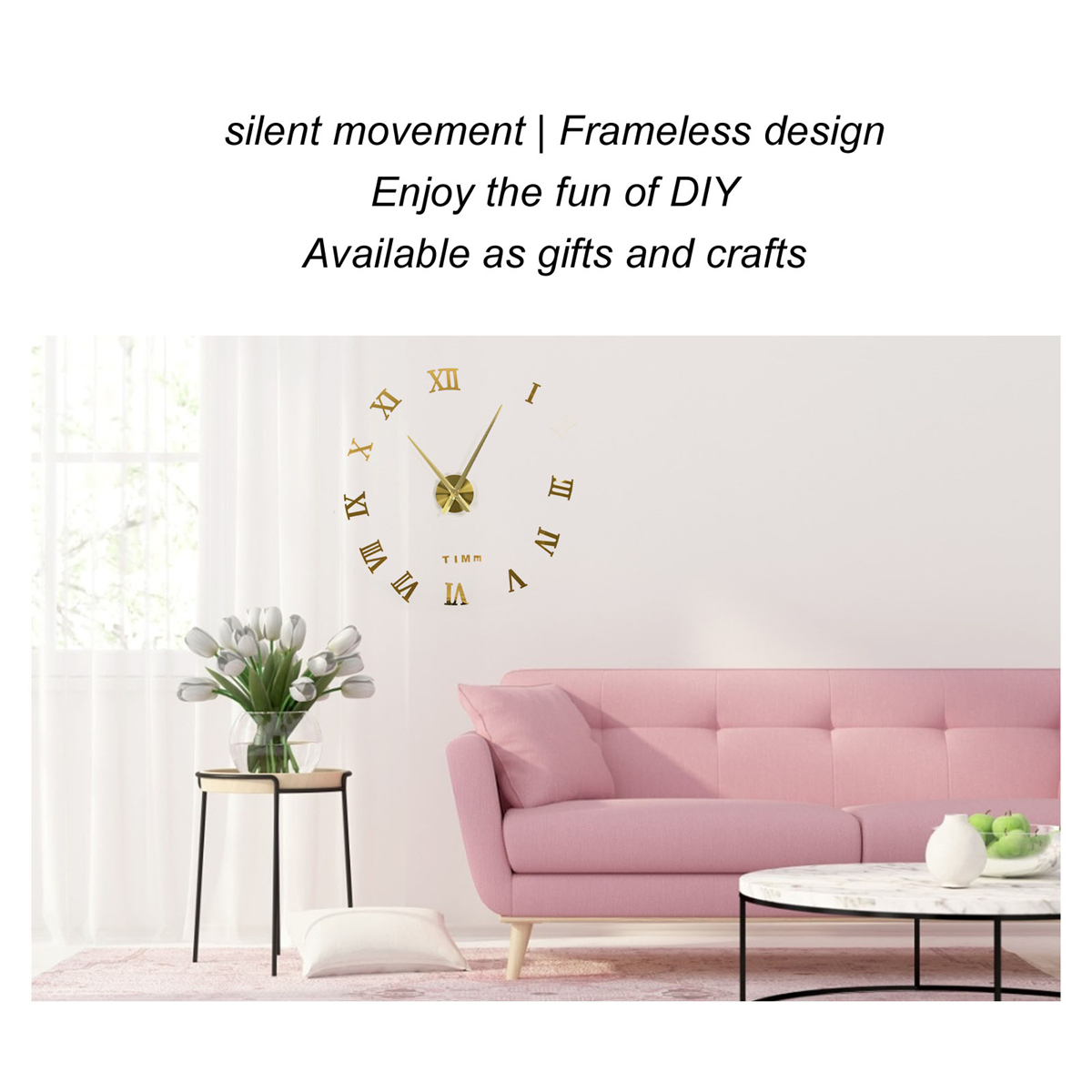 Wanduhr mit goldenen Ziffern und Zeigern. Weiße Wand, rosa Sofa und Vase mit Blumen. Modernes Interieur.