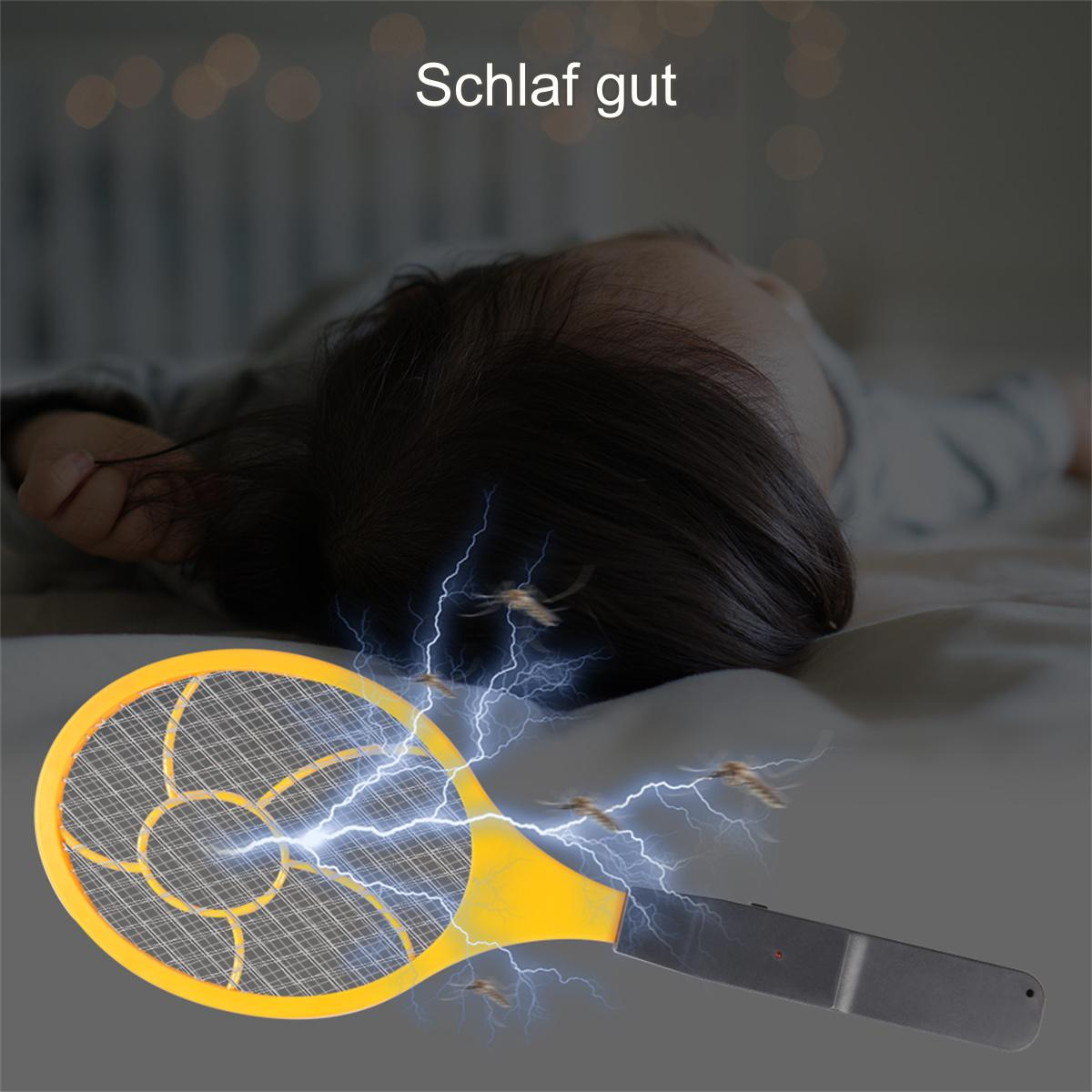 Eine schlafende Person im Bett mit einem gelben elektrischen Fliegenklatscher, der Moskitos tötet.