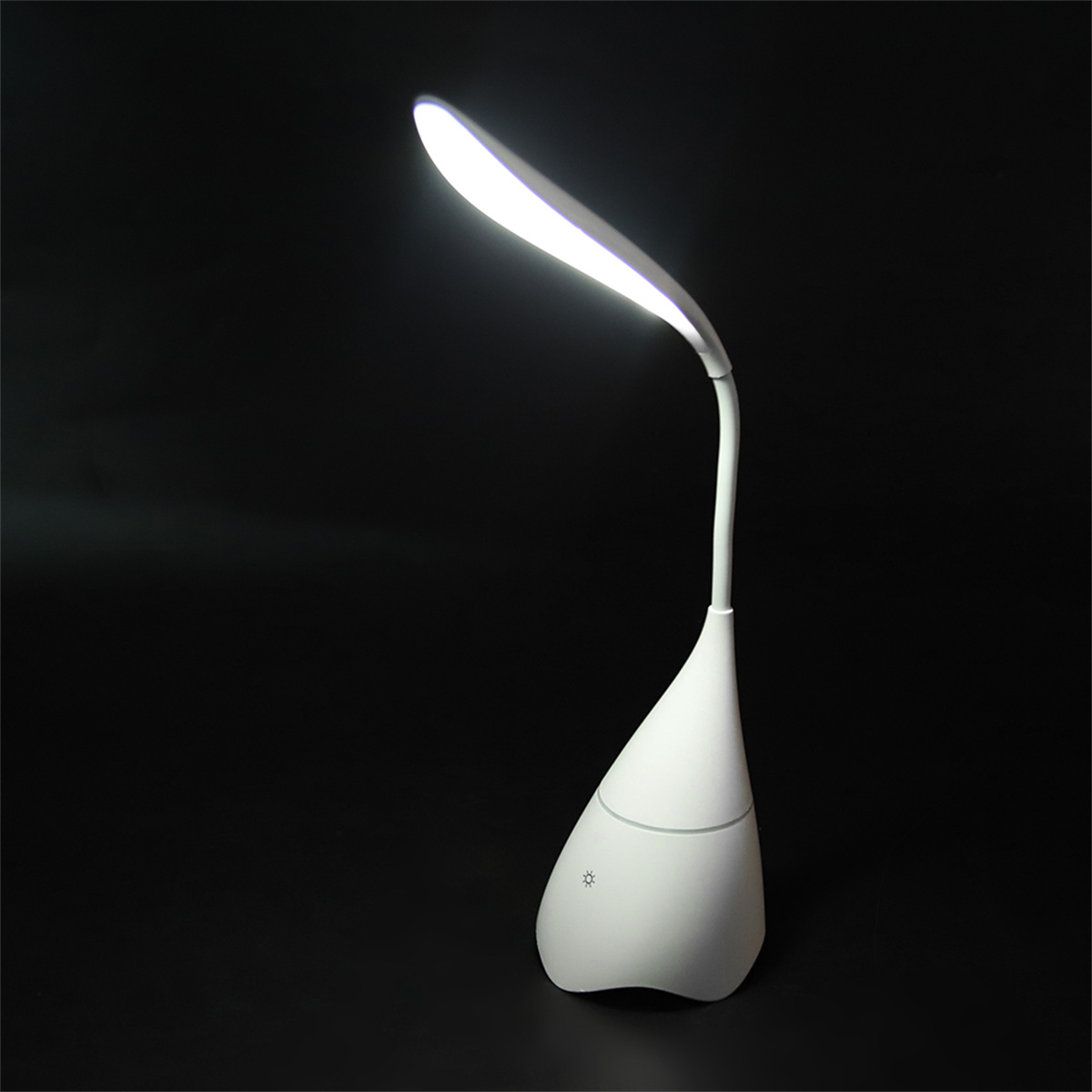 Eine weiße Schreibtischlampe mit einem gebogenen Lichtbalken. Die Lampe ist an.