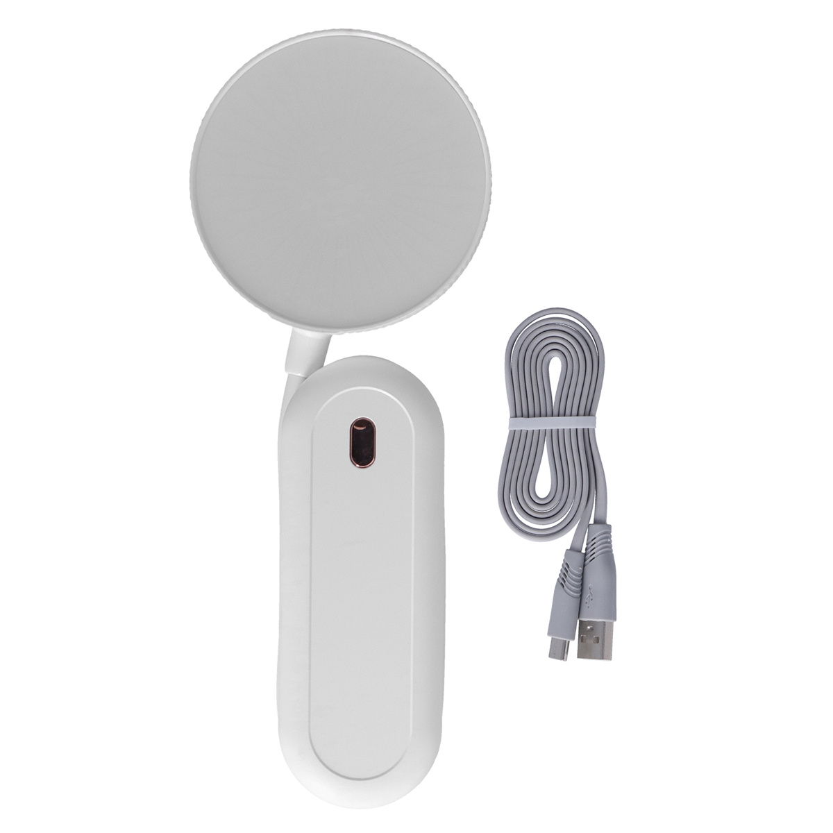 Weißer Ventilator mit Ladekabel. Einfaches Design vor weißem Hintergrund.