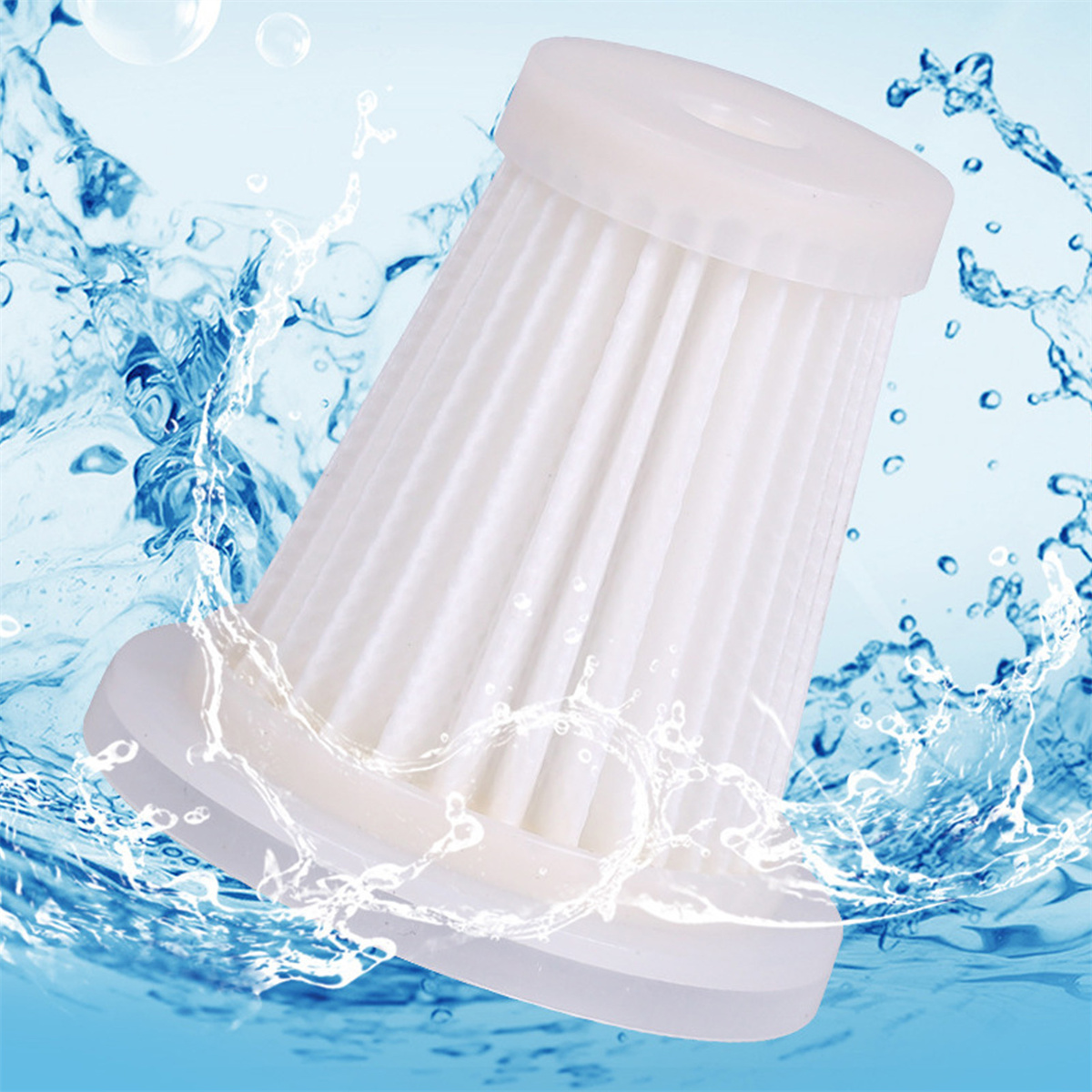 Weißer Staubsaugerfilter mit Wasserspritzern vor blauem Hintergrund. Klare Wassertropfen.