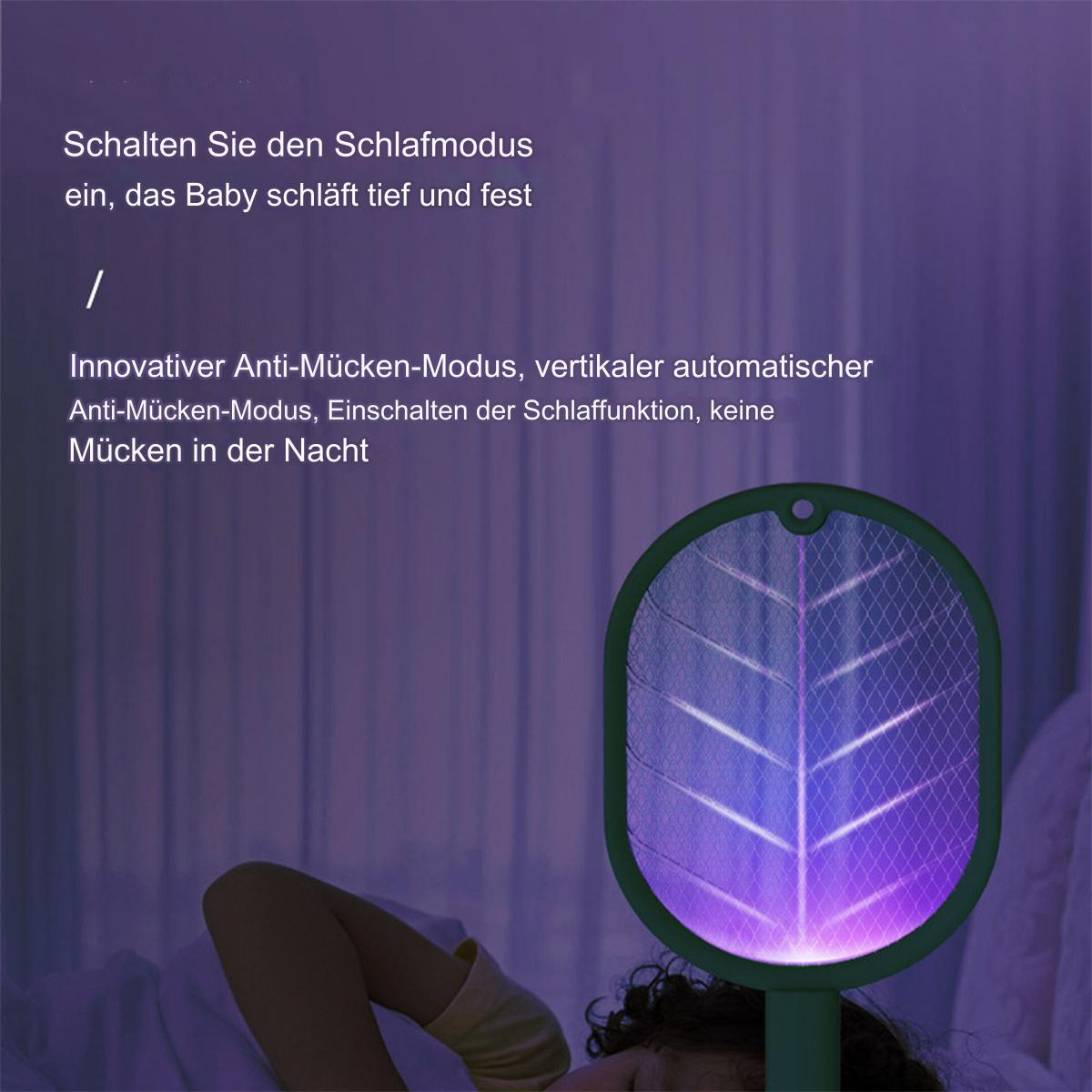 Eine Person schläft unter einer Decke mit einem Moskitoschläger. Text auf Deutsch auf dem Bild.