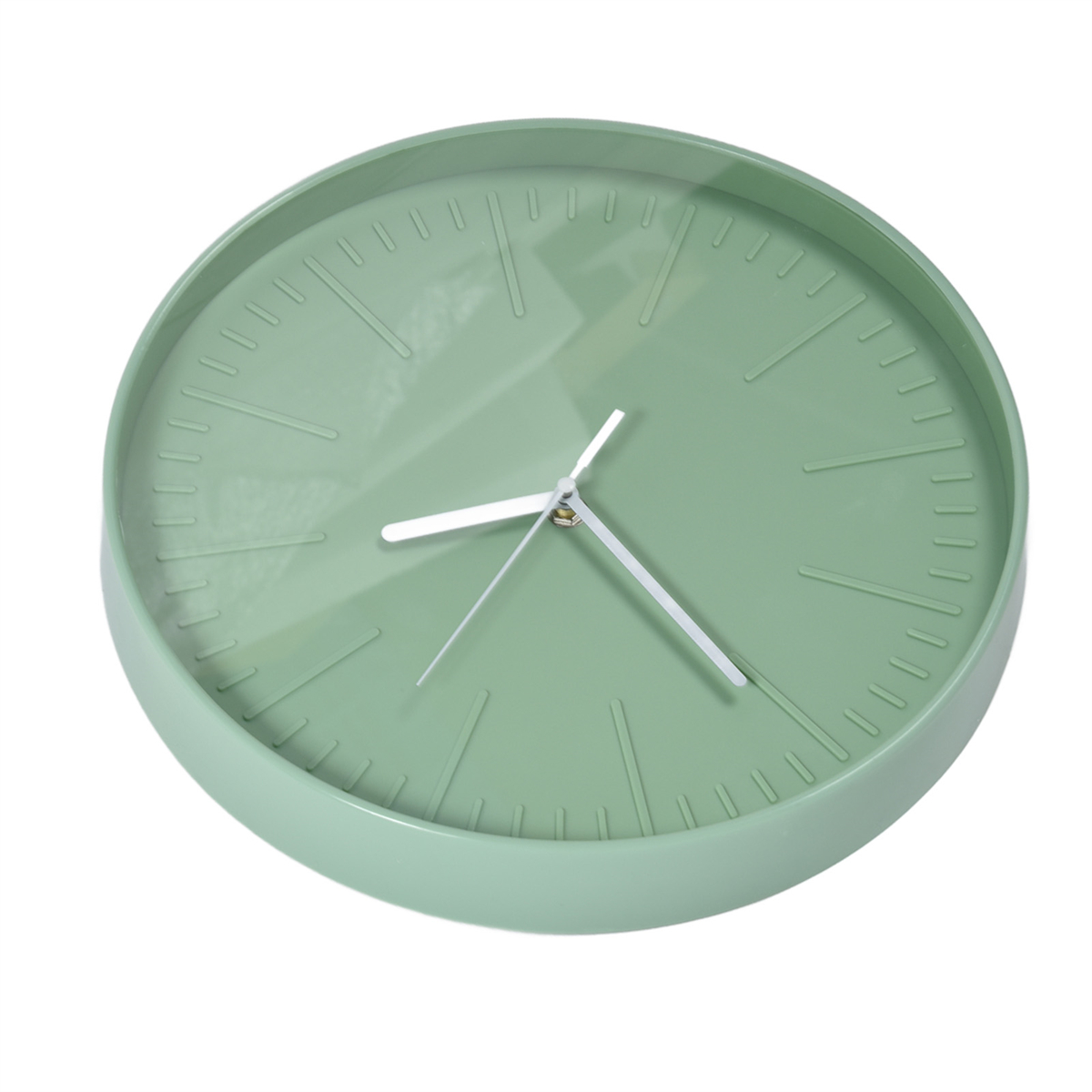 Eine grüne runde Wanduhr mit weißen Zeigern. Die Uhr zeigt die Uhrzeit an.