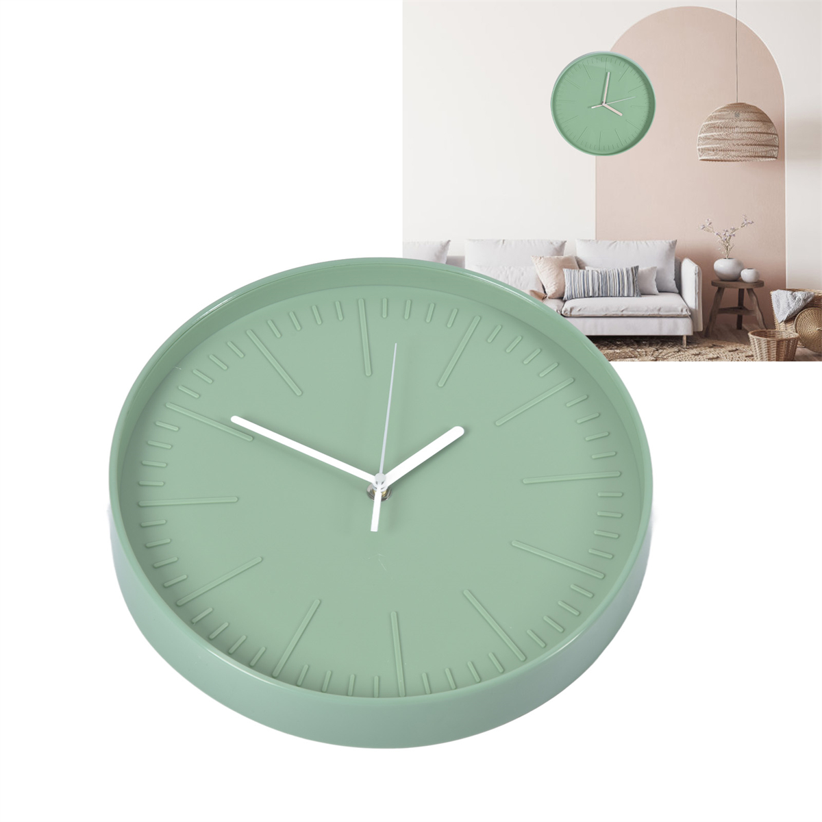 Grüne Wanduhr mit weißem Hintergrund. Im Hintergrund ist ein Raum abgebildet.