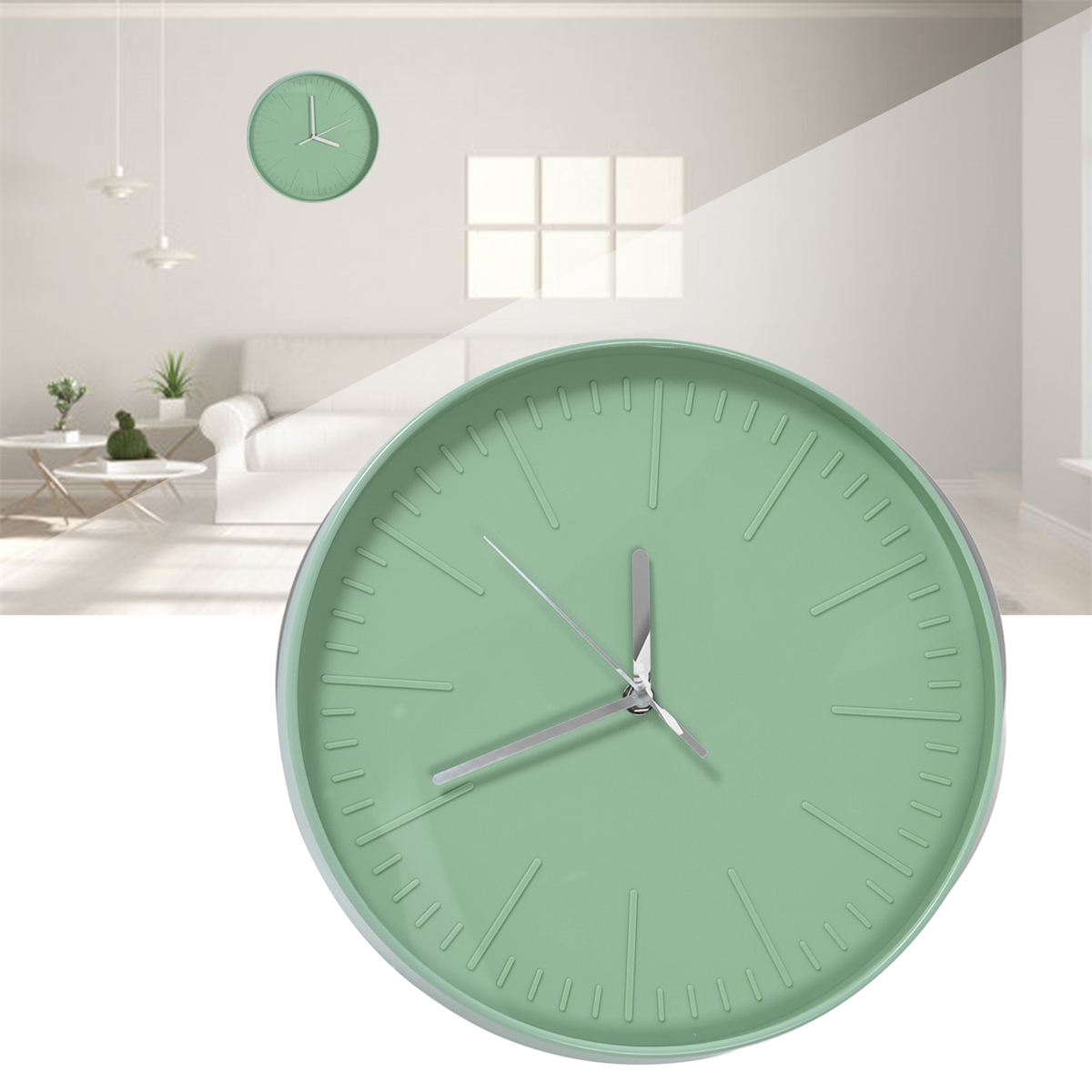 Grüne Wanduhr. Eine zweite Uhr befindet sich im Hintergrund an der Wand.