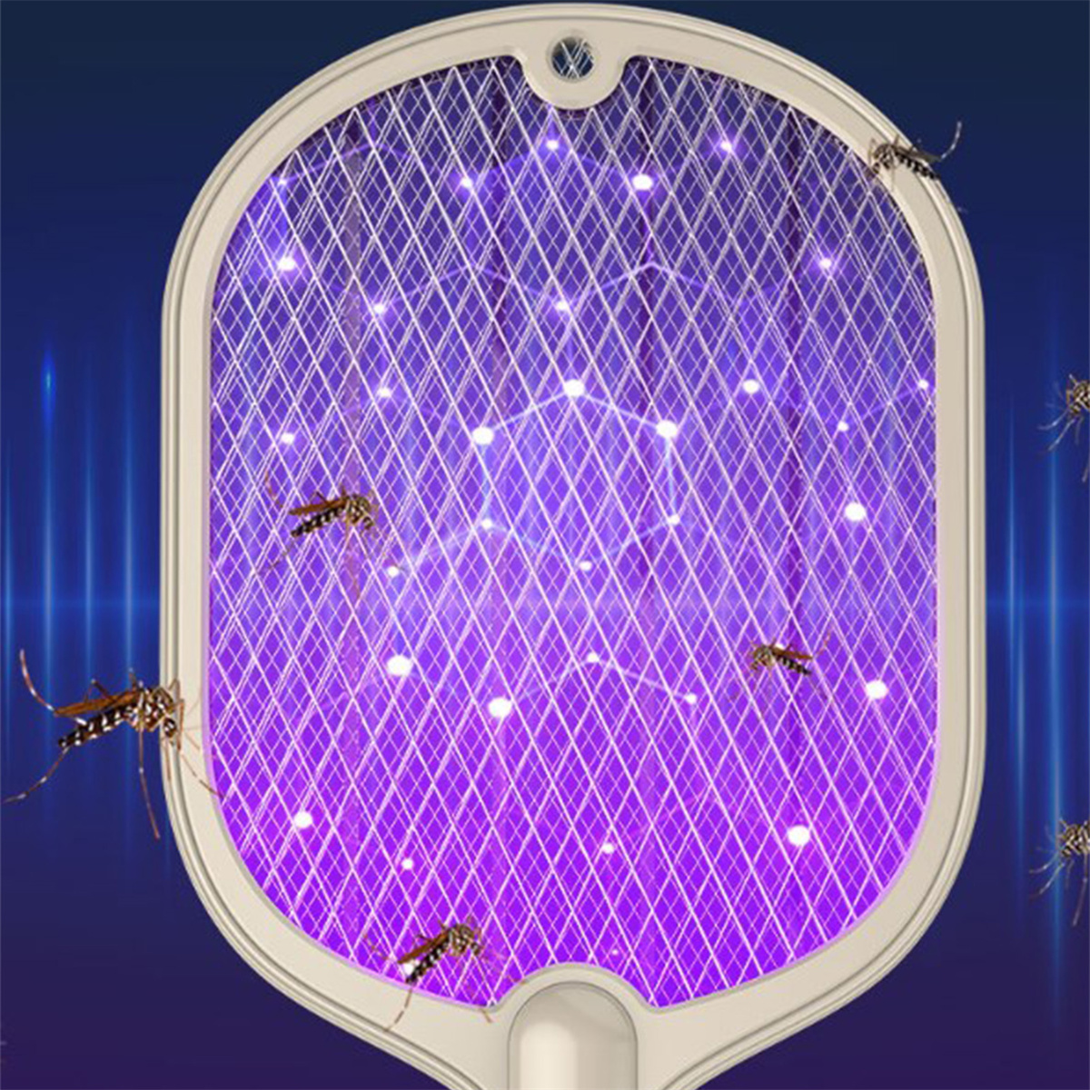 Nahaufnahme eines elektrischen Insektenvernichters. Insekten fliegen in der Nähe des glühenden lila Gitters.