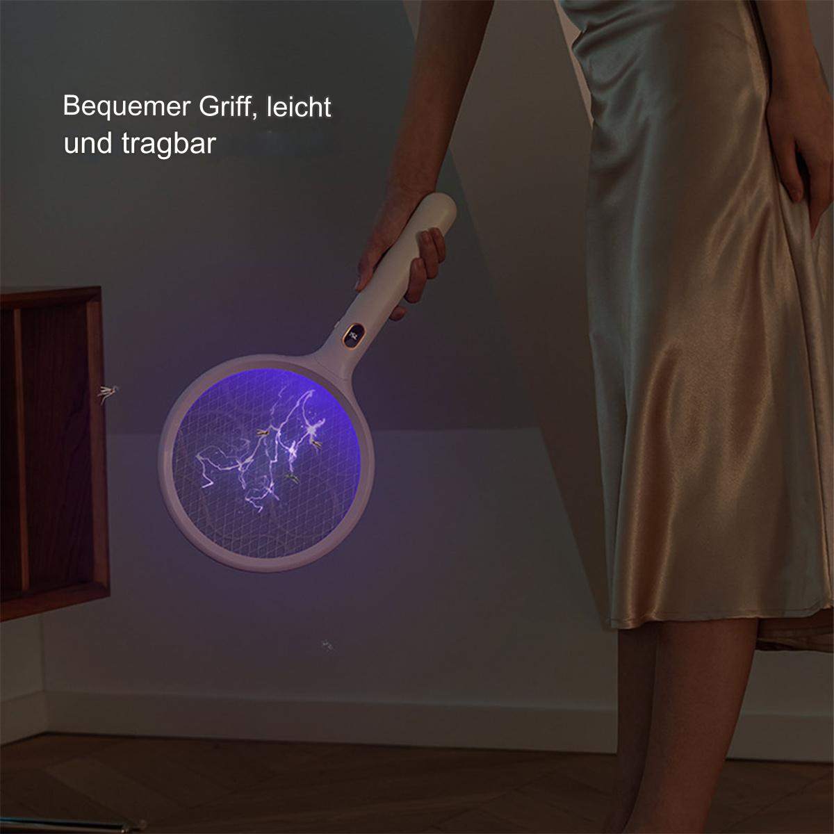 Eine Frau hält einen Mücken-Schläger in einem Raum mit neutralem Ton.